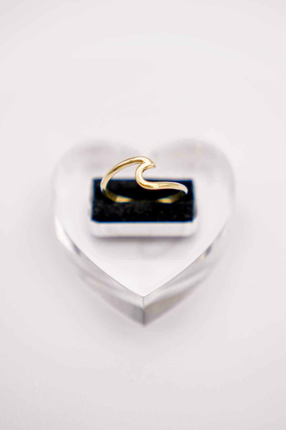 14 Ayar Altın Modern Fantazi Yüzük – Kavisli Şık Formda Zarif ve Asimetrik Tasarım