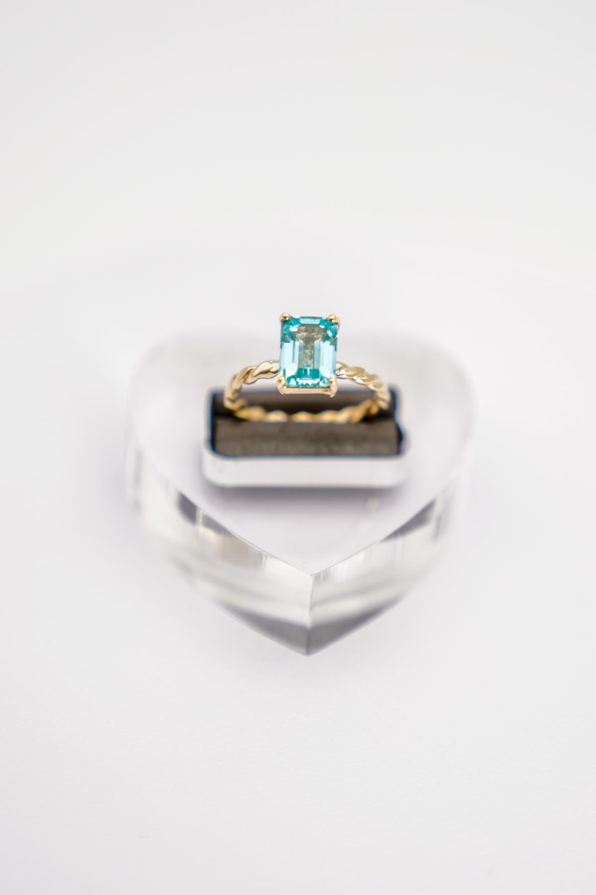 14 Ayar Altın Örgü Formlu Mavi Topaz Yüzük – Modern ve Zarif Tasarım Detaylarıyla