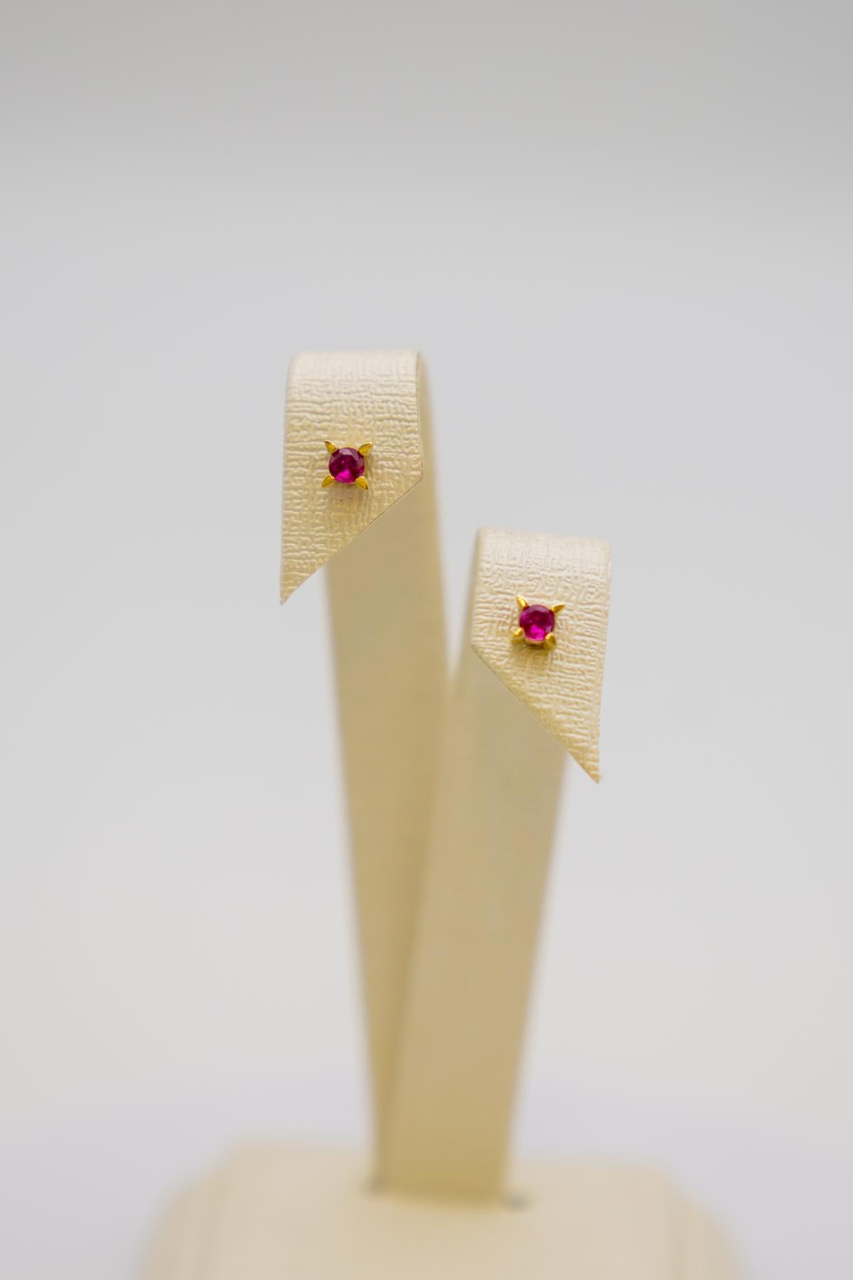 14 Ayar Altın Pembe Kuvars Taşlı Minimal Küpe – Renkli ve Zarif Günlük Stil