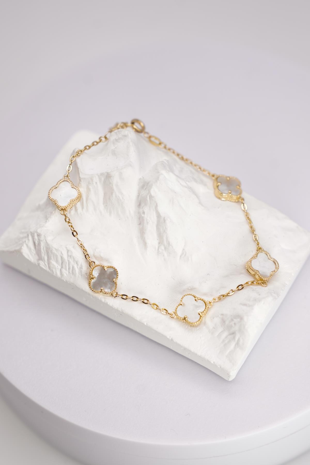 14 Ayar Altın Sedef Taşlı Yonca Bileklik – Zarif Zincirli ve Şans Sembolü Tasarımı