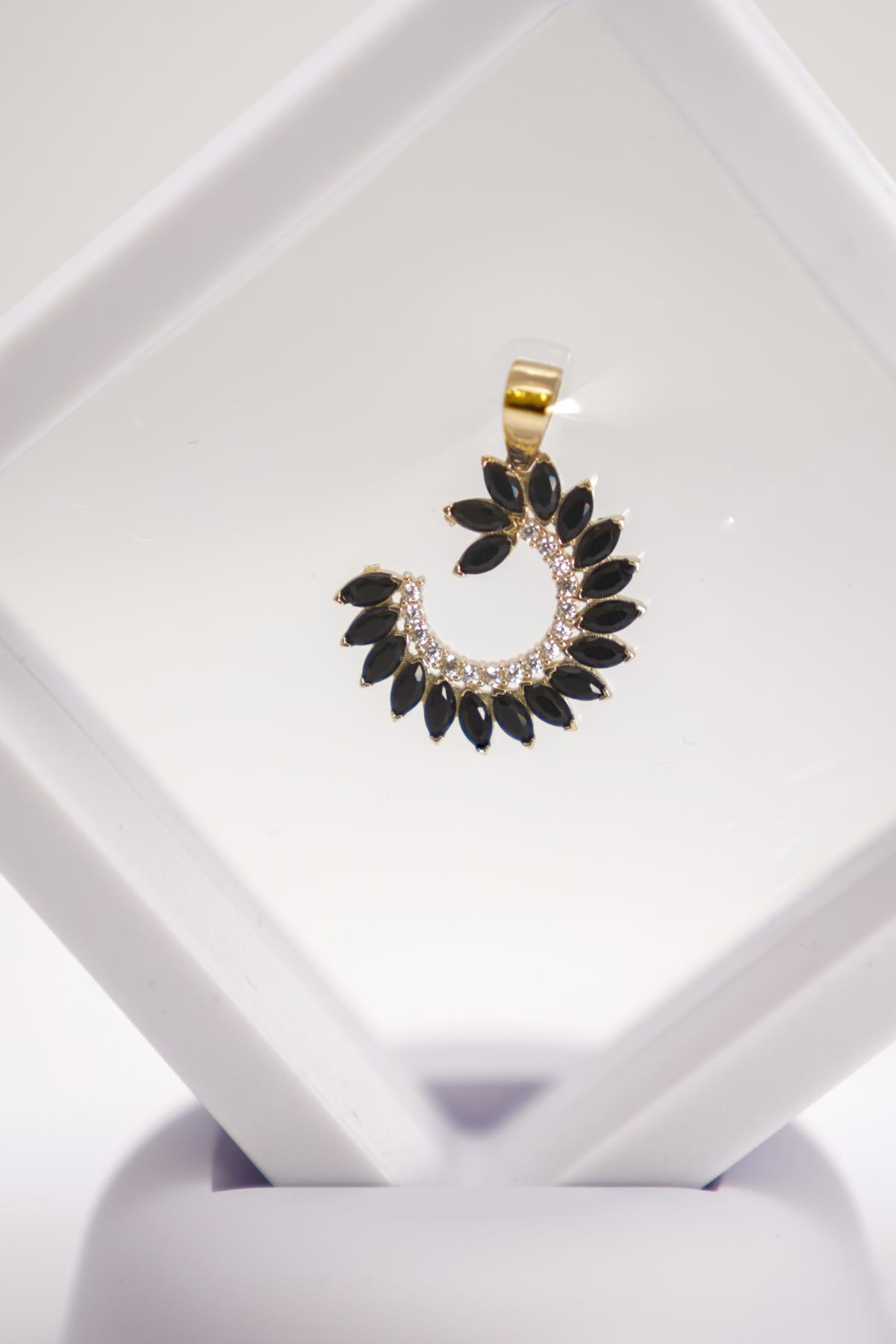 14 Ayar Altın Siyah Oniks Taşlı Özel Formlu Modern Tasarım Fantasy Kolye Ucu