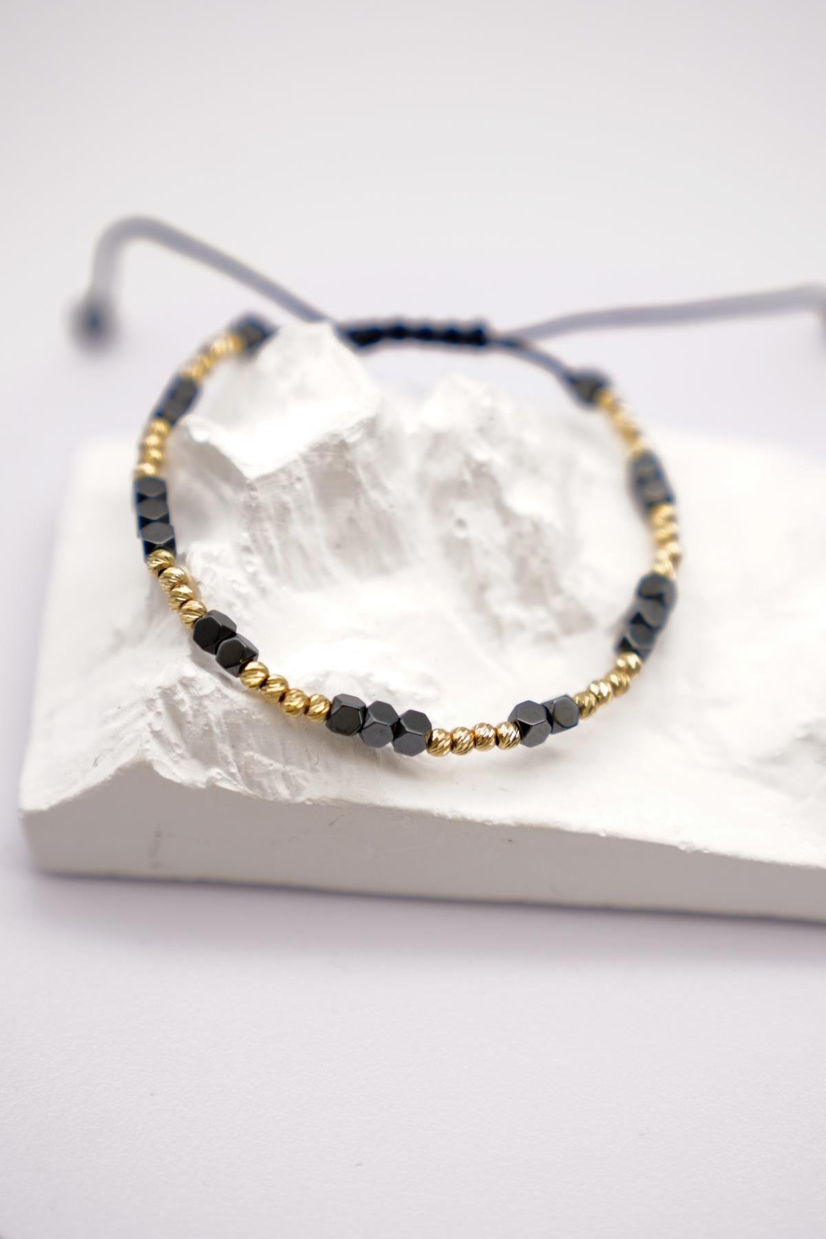 14 Ayar Altın Siyah Oniks ve Dorika Detaylı Ayarlanabilir İp Bileklik | Şık ve Modern Stil