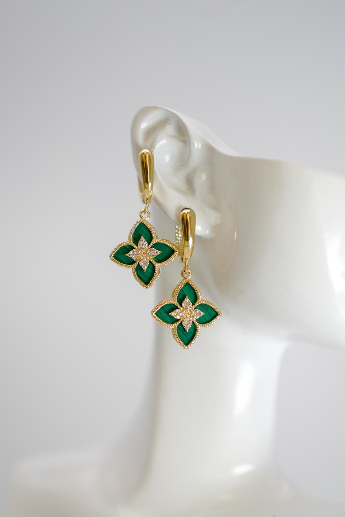 14 Ayar Altın Zirkon Taşlı Yonca Model Küpe – Yeşil Mine Detaylı Şık ve Zarif Tasarım