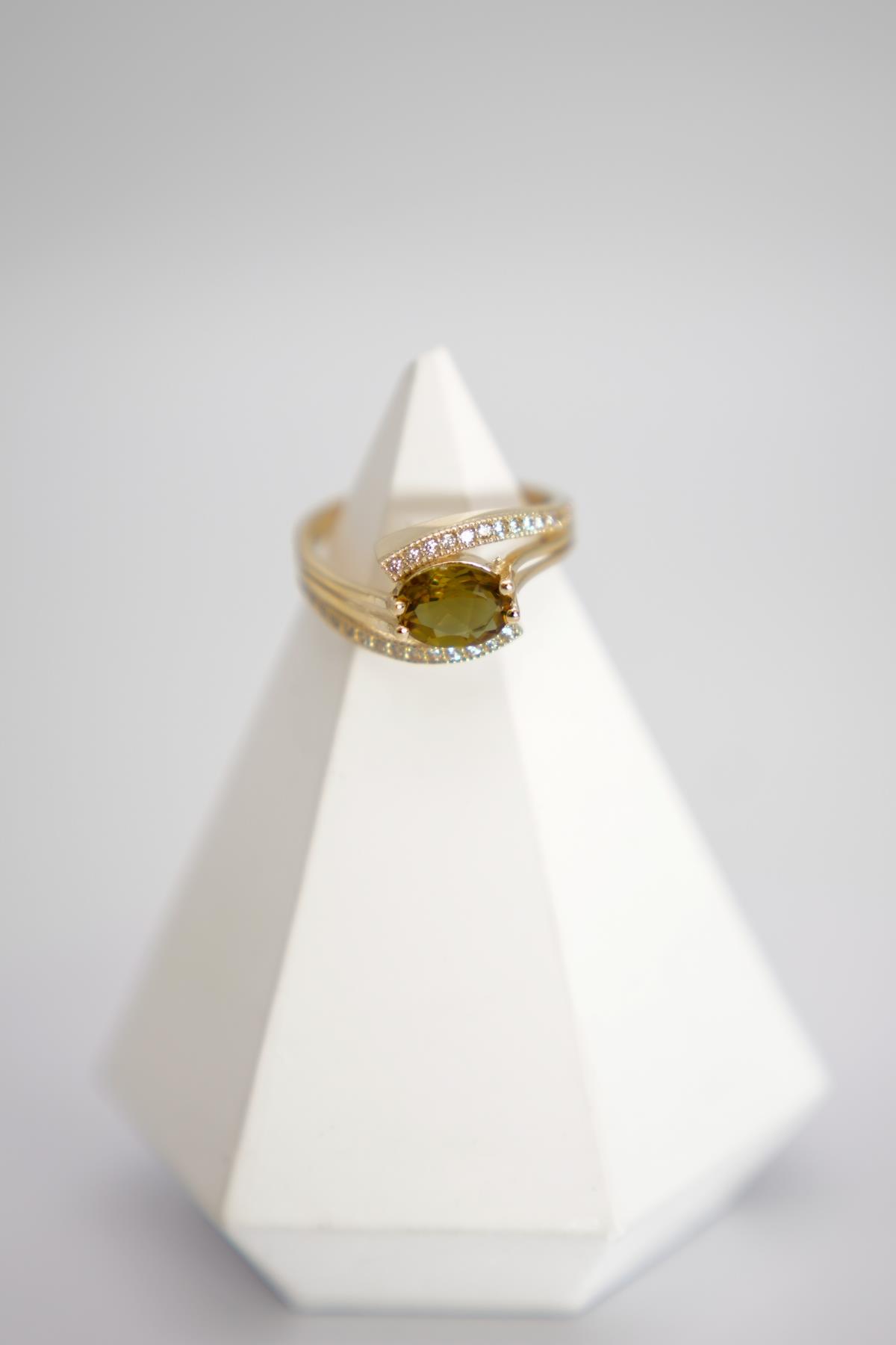 14 Ayar Altın Zultanite Taşlı Yüzük – Renk Değiştiren Özgün ve Zarif Tasarım