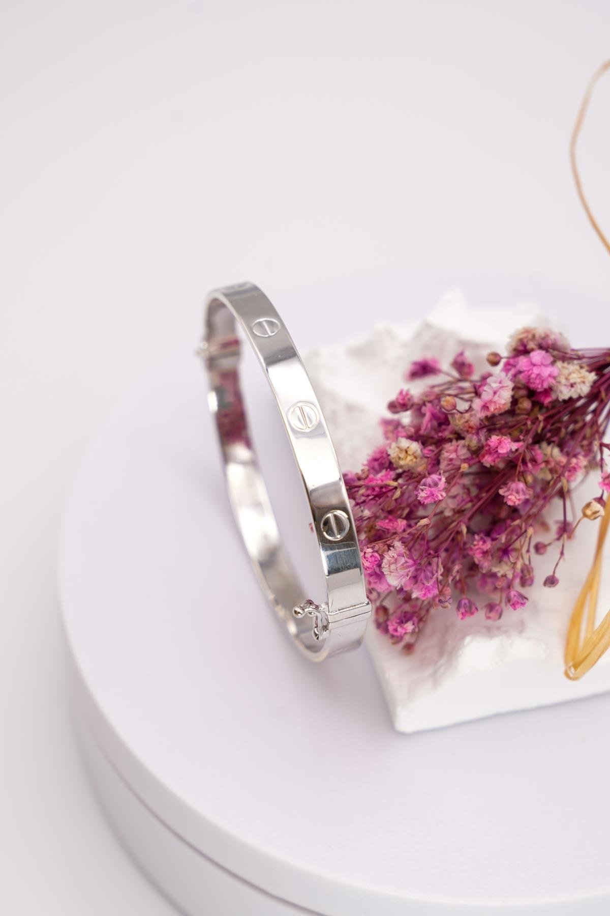 14 Ayar Beyaz Altın Bilezik – Vidalı Desenli Modern Tasarım, İnce ve Şık Kadın Modeli