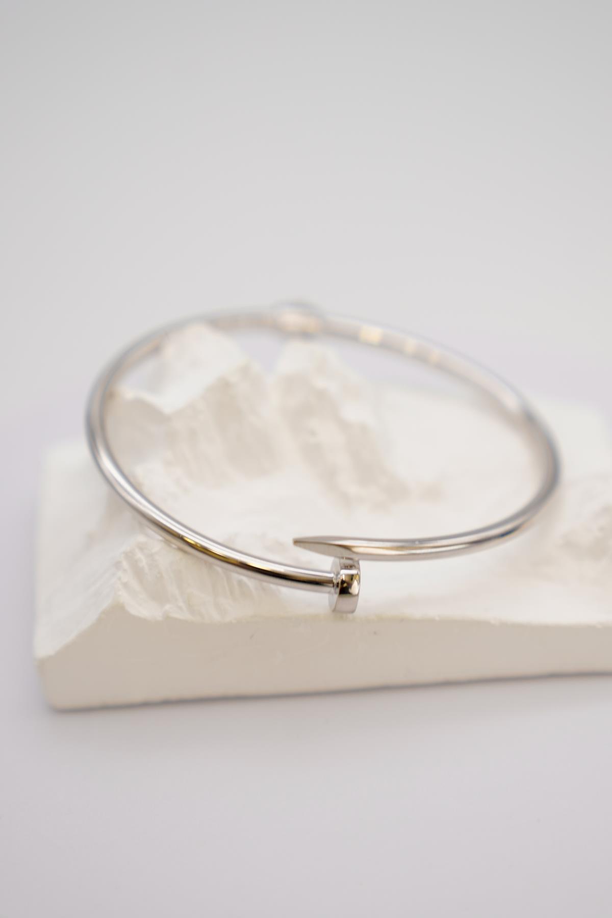 14 Ayar Beyaz Altın Kadın Bilezik – Çivi Formlu Minimal ve Modern Tasarım, Hafif Şıklık