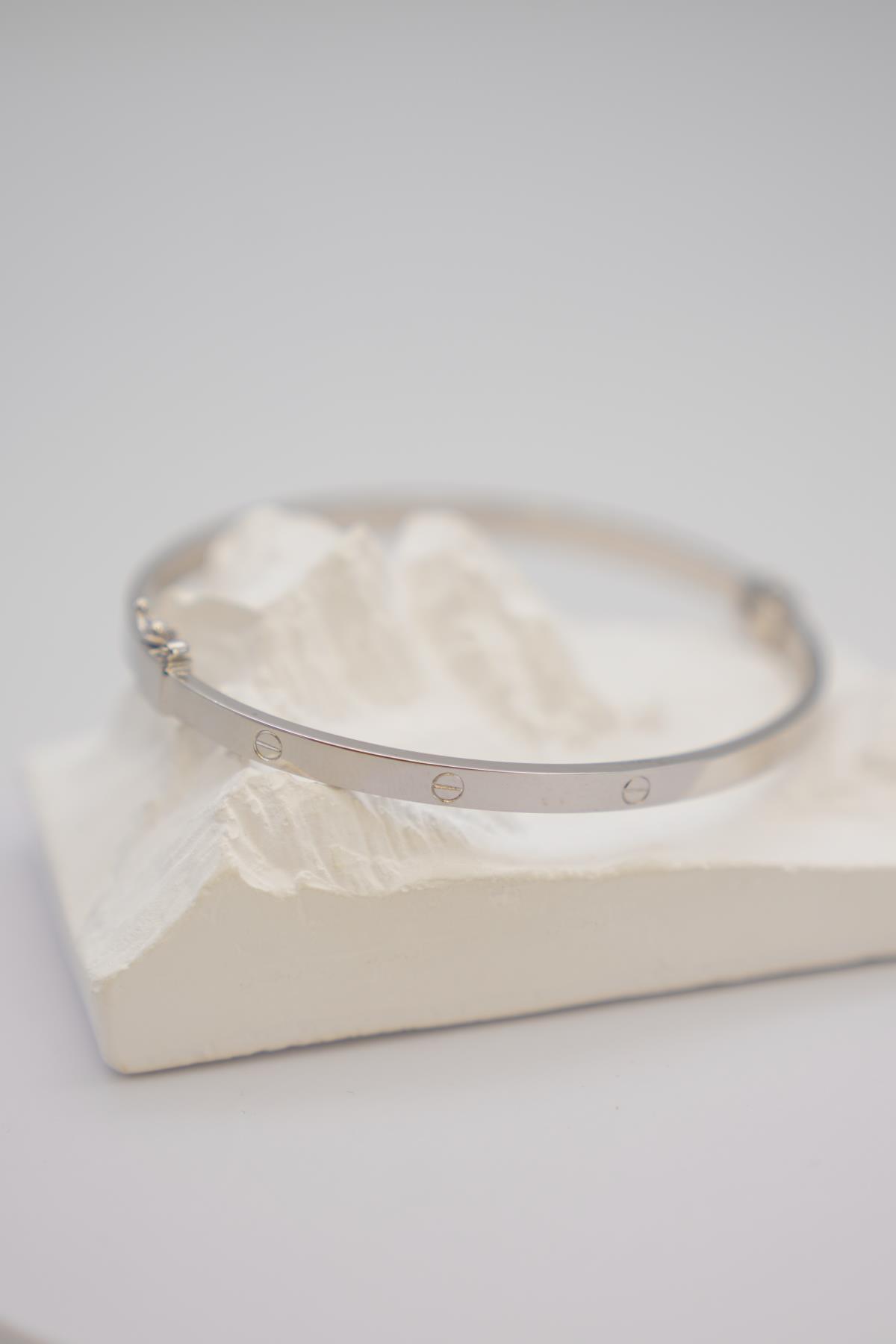 14 Ayar Beyaz Altın Kadın Bilezik – Vidalı Formda Minimal ve Zamansız Tasarım, Hafif Model