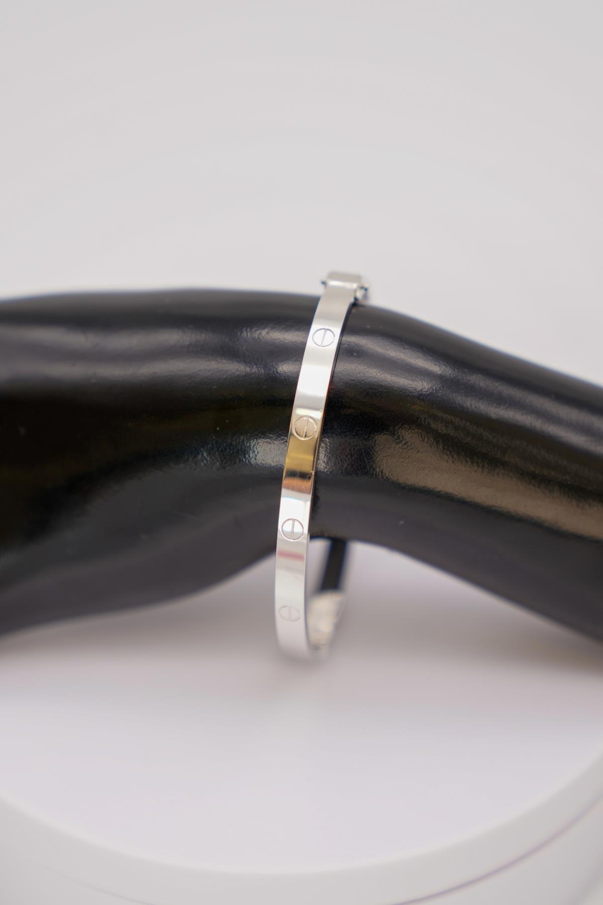 14 Ayar Beyaz Altın Vidalı Klasik Tasarımlı Kadın Bilezik – Parlak ve Zamansız Model