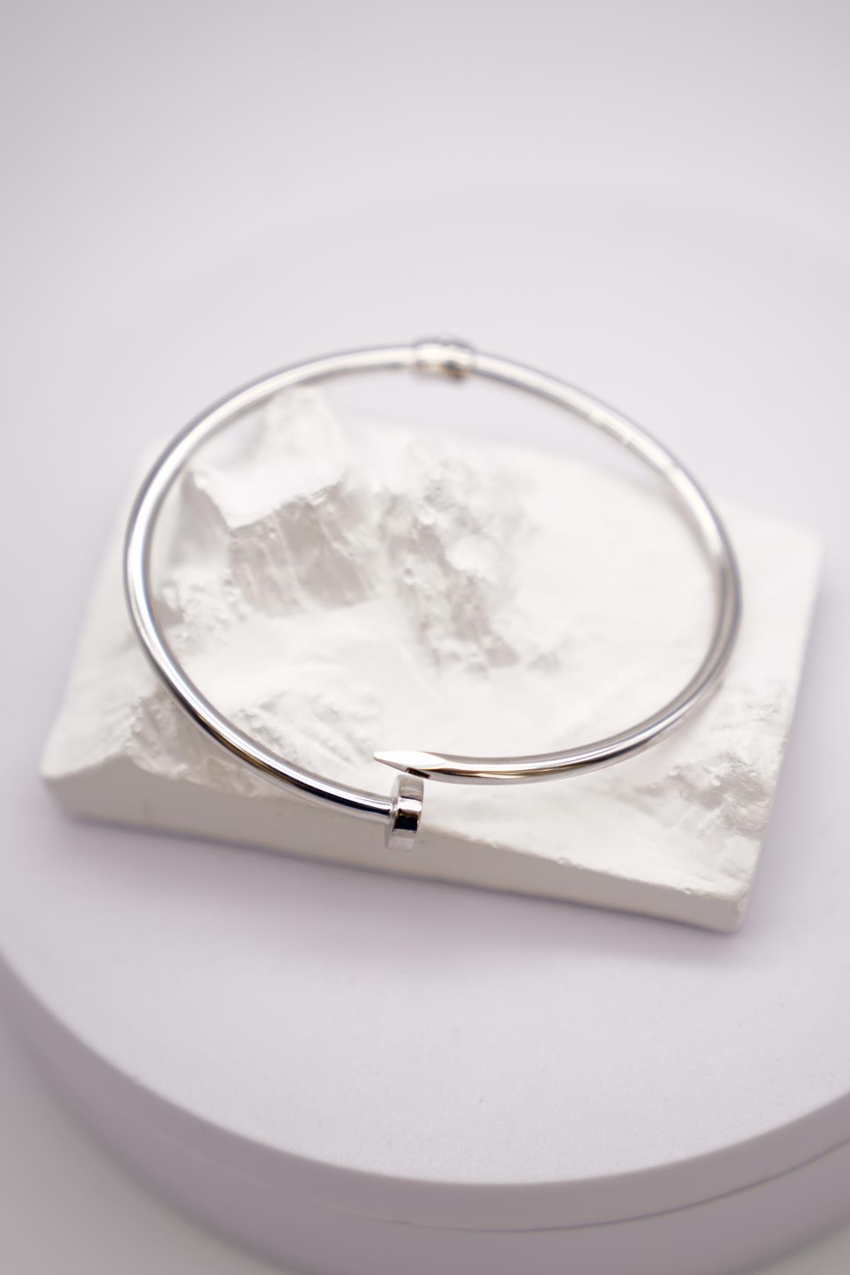 14 Ayar Beyaz Altın Vidalı Uç Detaylı Modern ve Minimal Kadın Bilezik Modeli