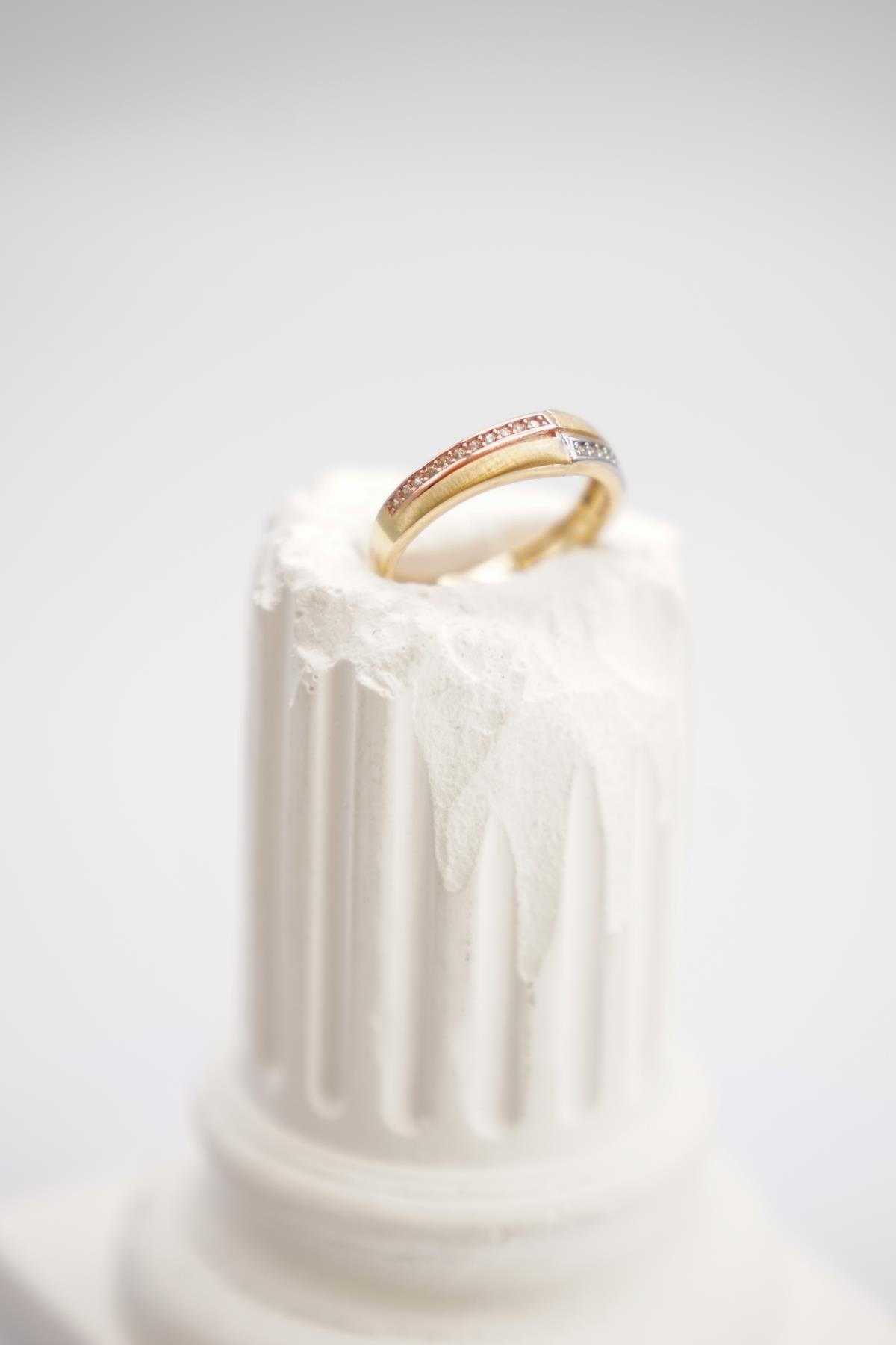 14 Ayar Üç Renkli Altın Yüzük – Sarı, Beyaz ve Rose Tonların Zarif Uyumunu Yansıtan Model