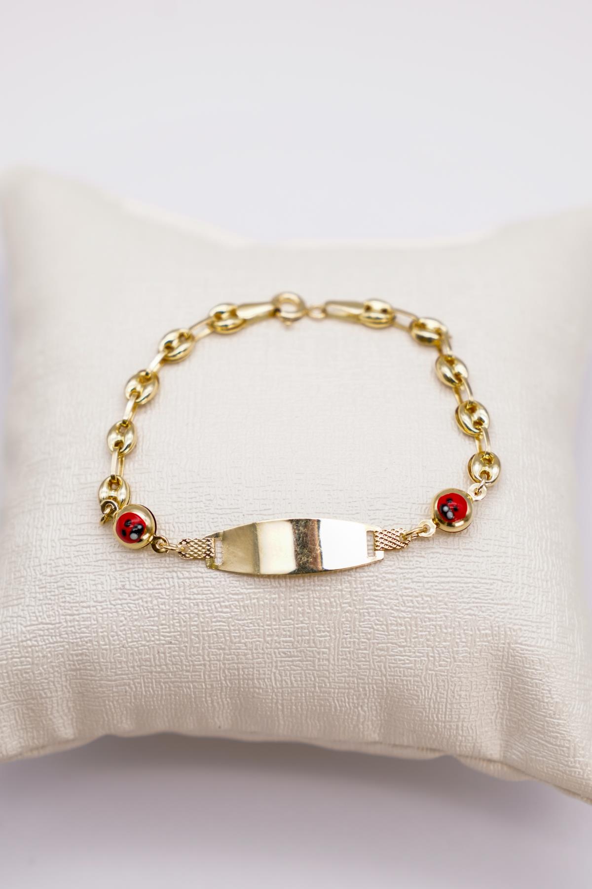 14 Ayar Uğur Böceği Boncuklu Plaka Bileklik – Zincir Detaylı, Klasik ve Anlamlı Tasarım 