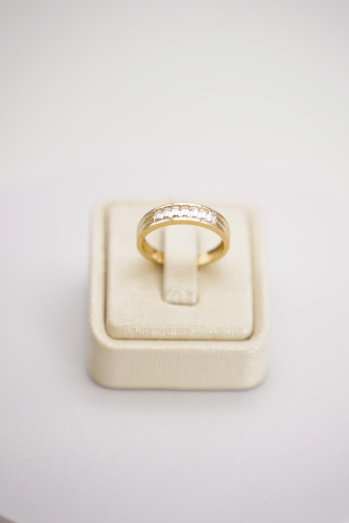 14 Ayar Zirkon Taşlı Altın Yüzük – Baget Kesim ve Klasik Sarı Altın Şeritli Zarif Model