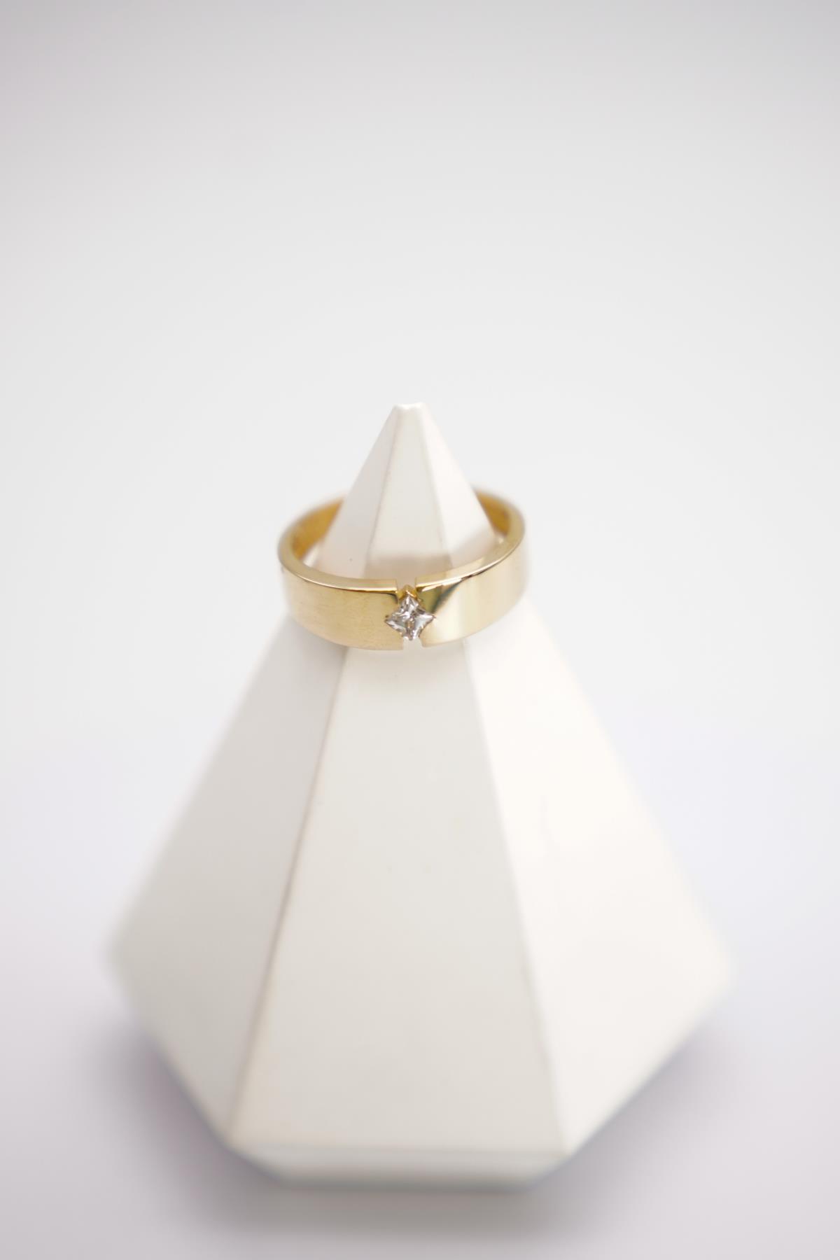 14 Ayar Zirkon Taşlı Altın Yüzük – Geniş Formlu, Sade ve Modern Tasarımlı Şık Aksesuar