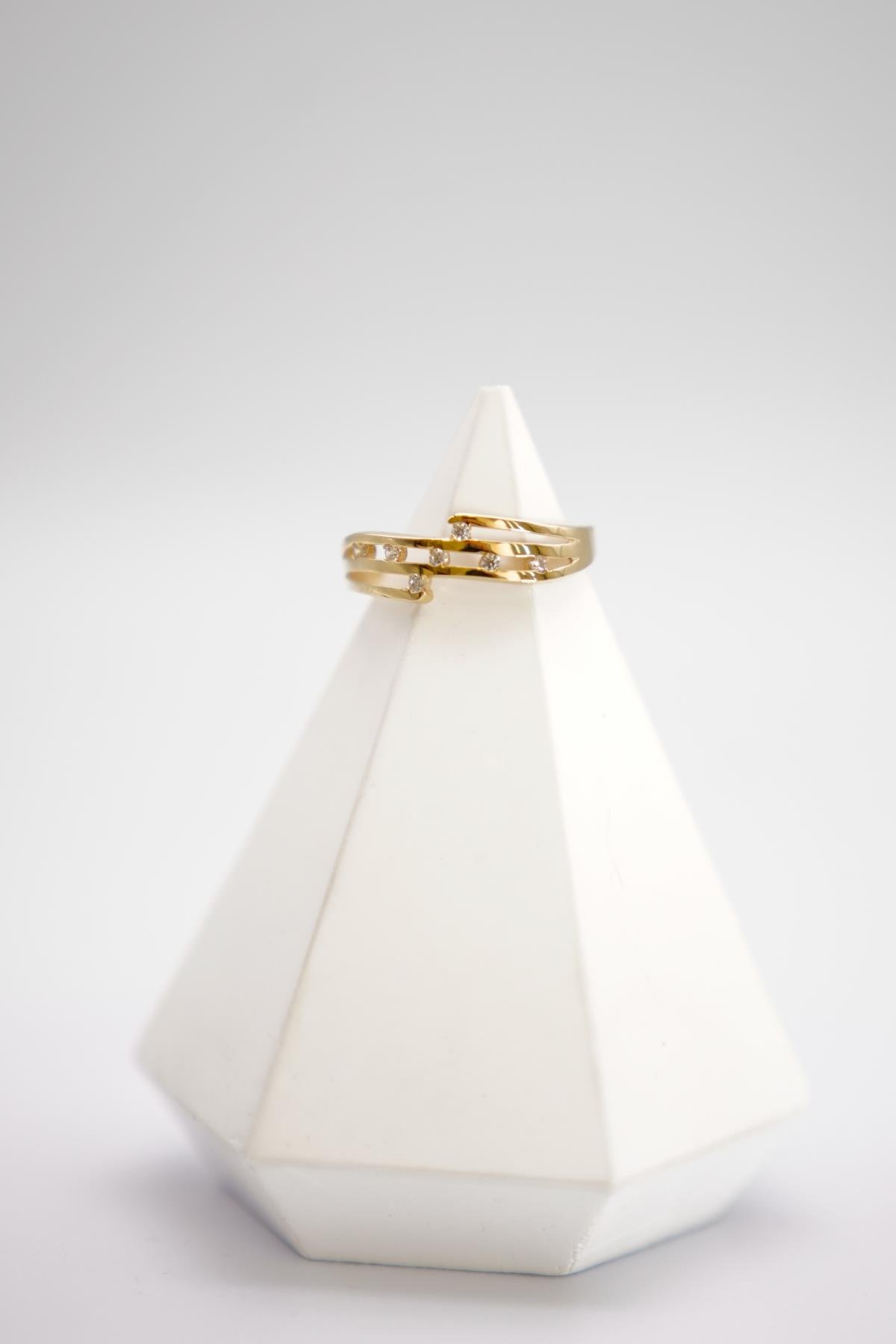 14 Ayar Zirkon Taşlı Altın Yüzük – İnce Formda, Üç Sıra Çizgili, Şık ve Işıltılı Tasarım