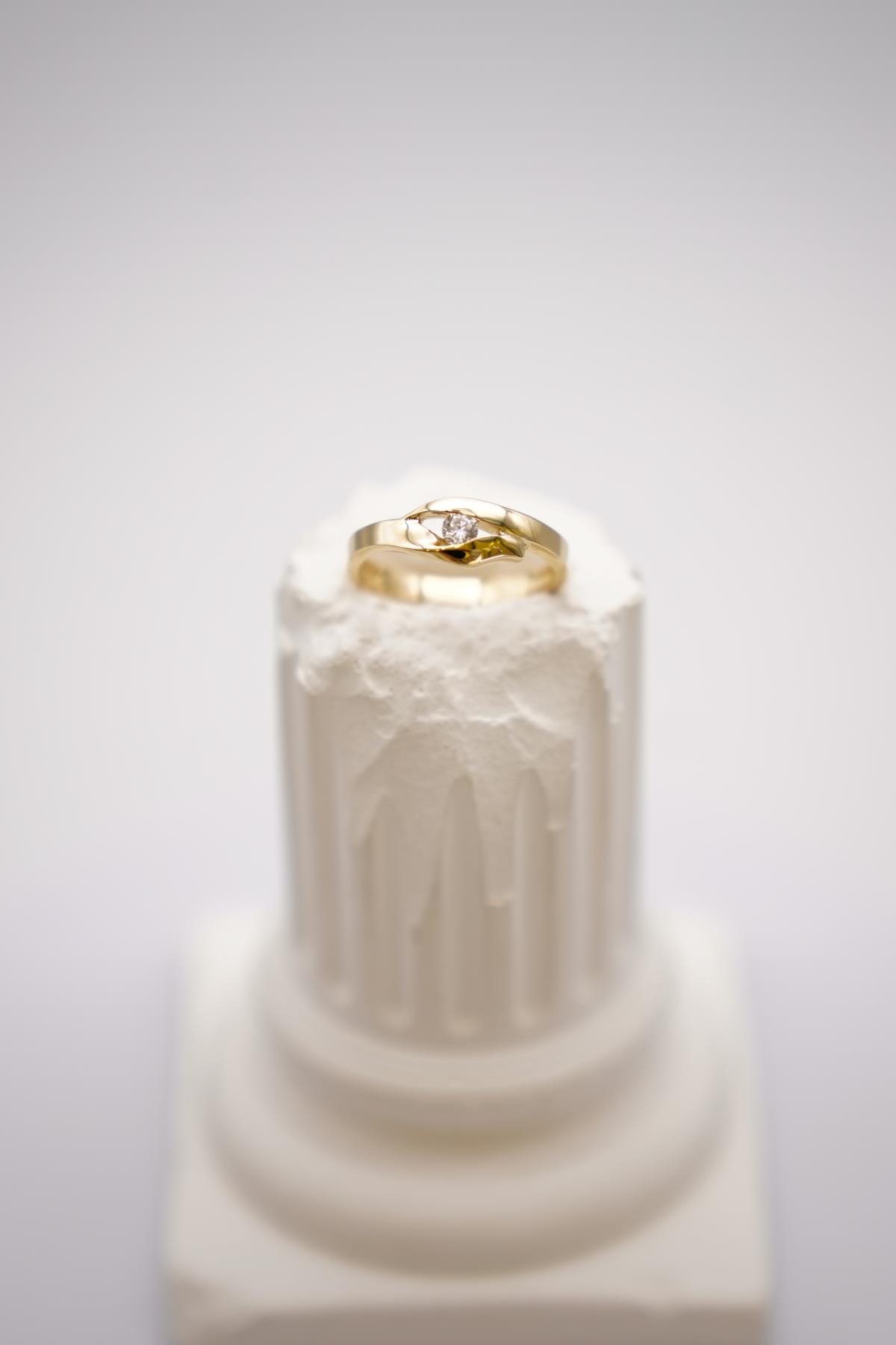 14 Ayar Zirkon Taşlı Altın Yüzük – Klasik Yuvarlak Taşlı Minimal ve Işıltılı Model