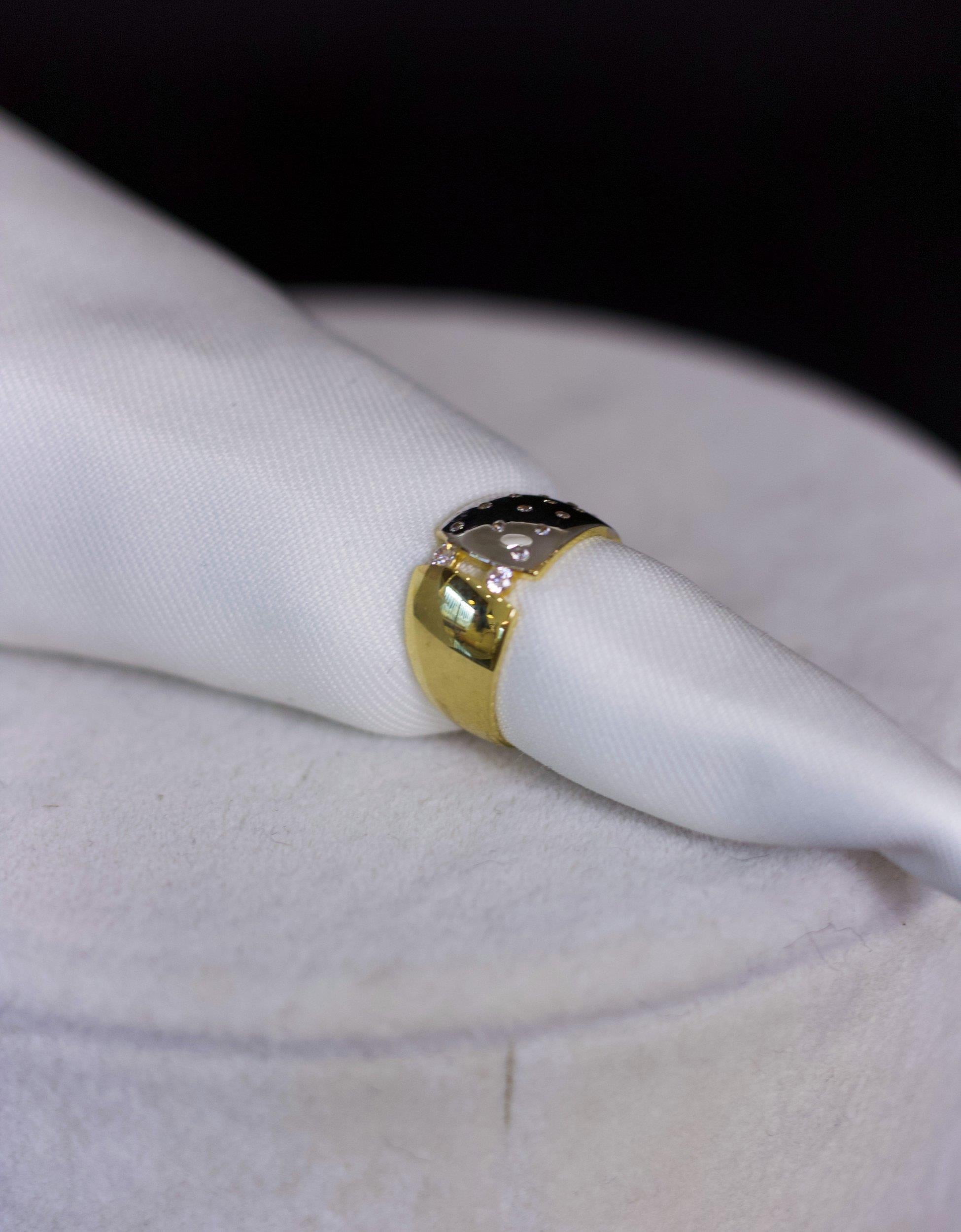 Ring aus 14 Karat Weißgold mit Zirkonsteinen verziert