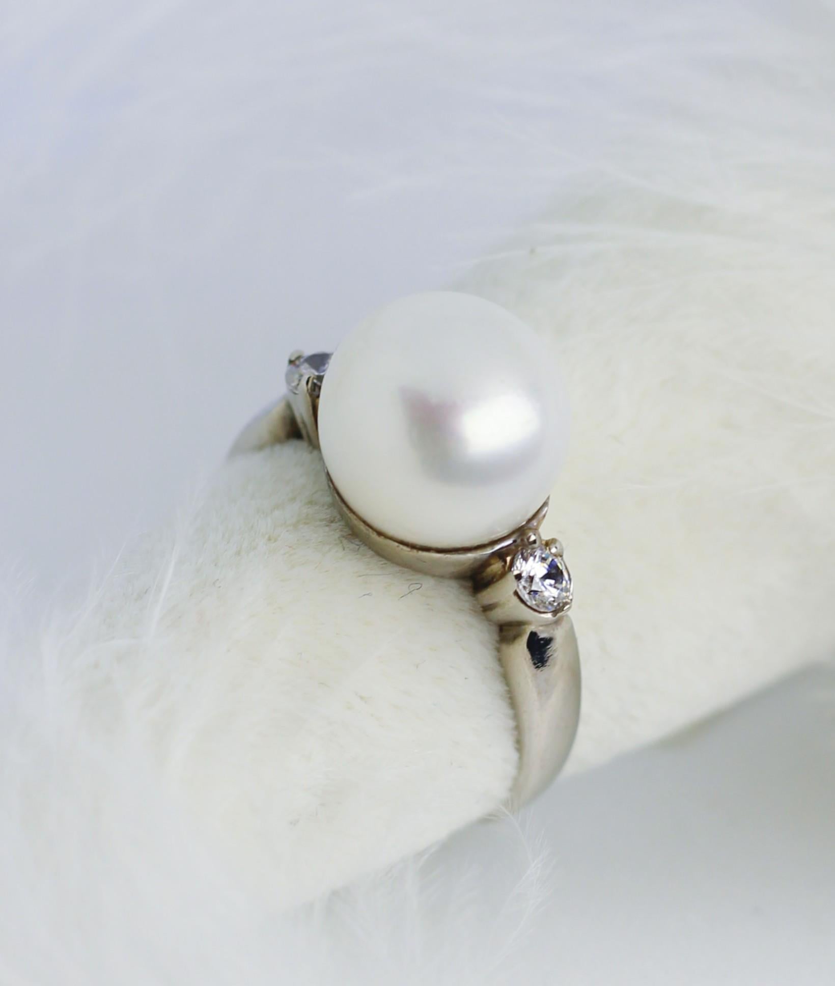 White Pearl and Zircon Stone Ring 14 Carat