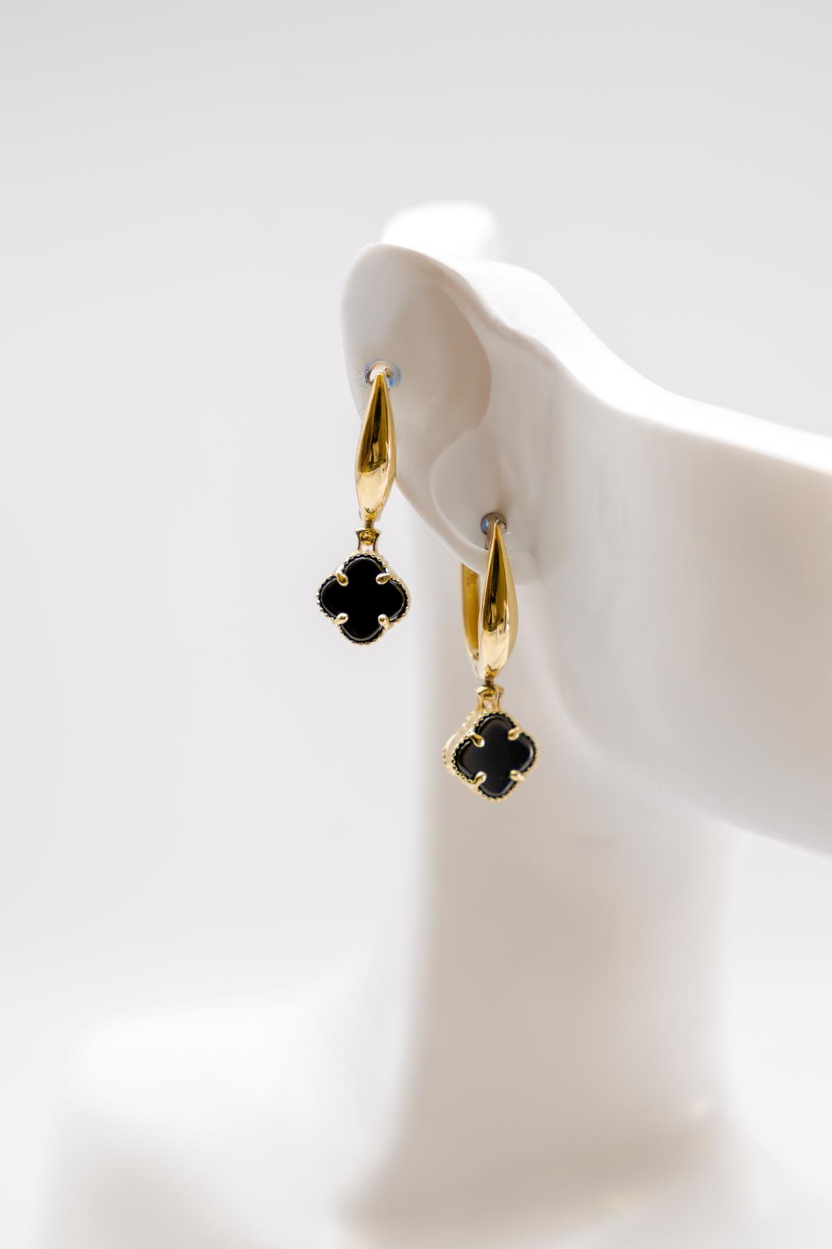 Çift Taraflı Oniks Taşlı Yonca Figürlü Sallantılı Küpe 14 Ayar Altın Minimal Tasarım