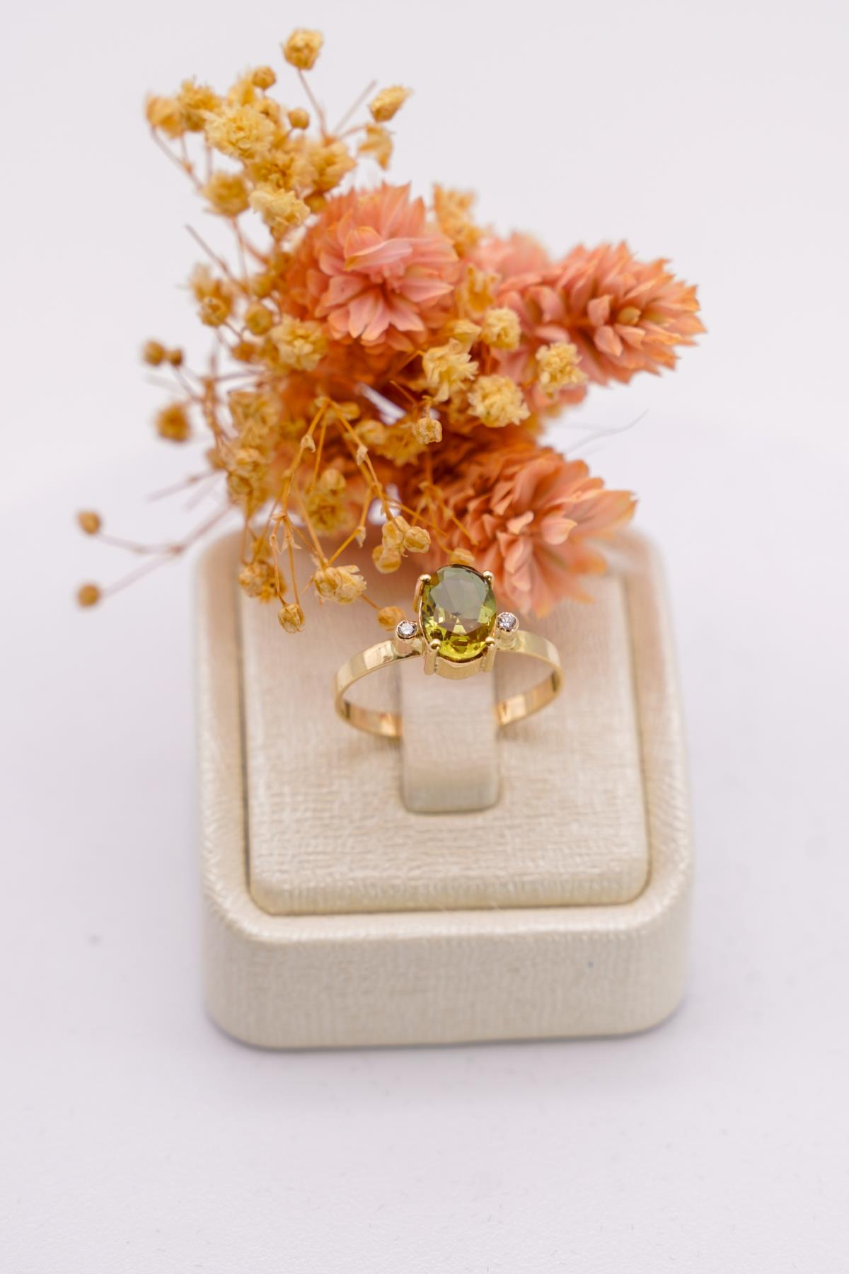 Dikdörtgen Kesim Sultanit Taşlı Altın Yüzük – 14 Ayar Minimal ve Şık Tasarım Yüzük