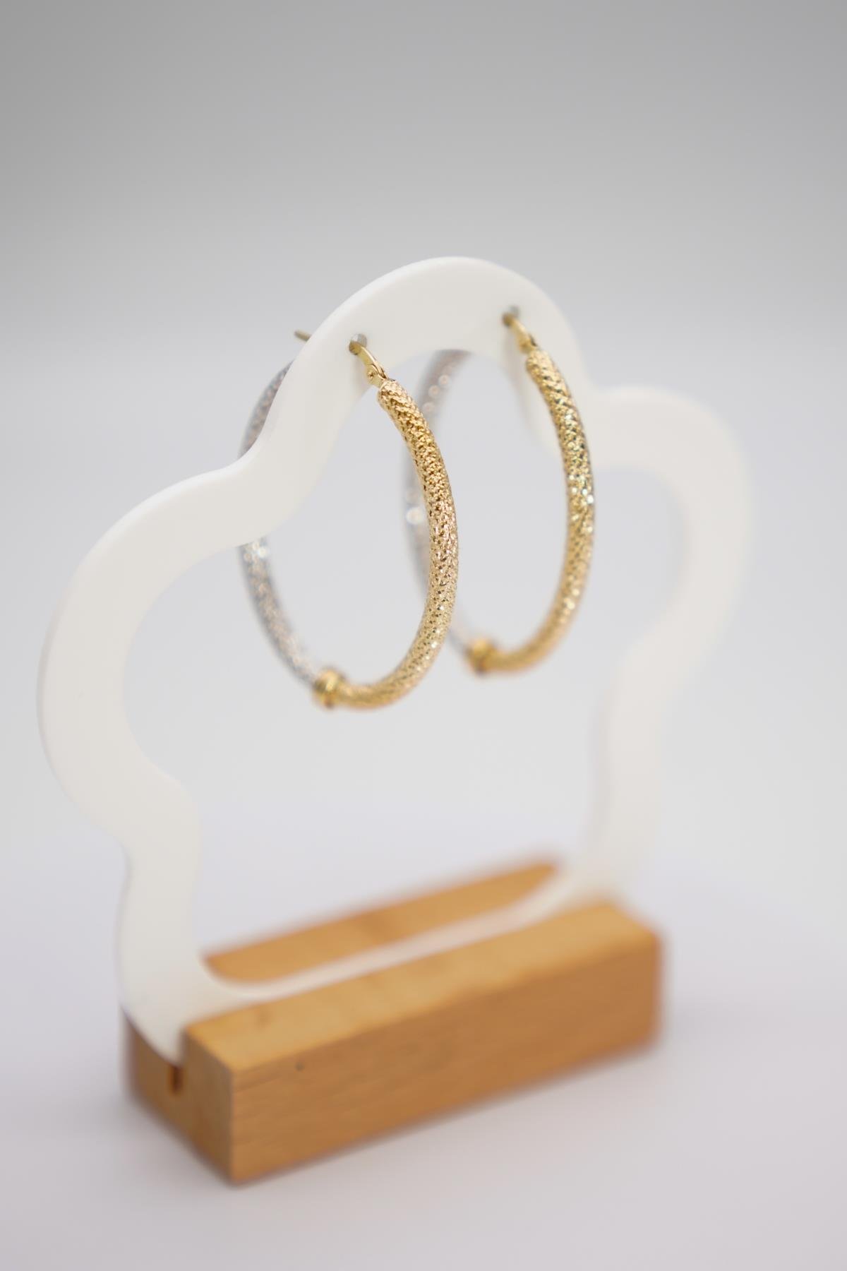 İki Renkli 14 Ayar Kalemli Halka Küpe – Uzun ve Geniş Formlu Göz Alıcı Kadın Altın Takı Modeli