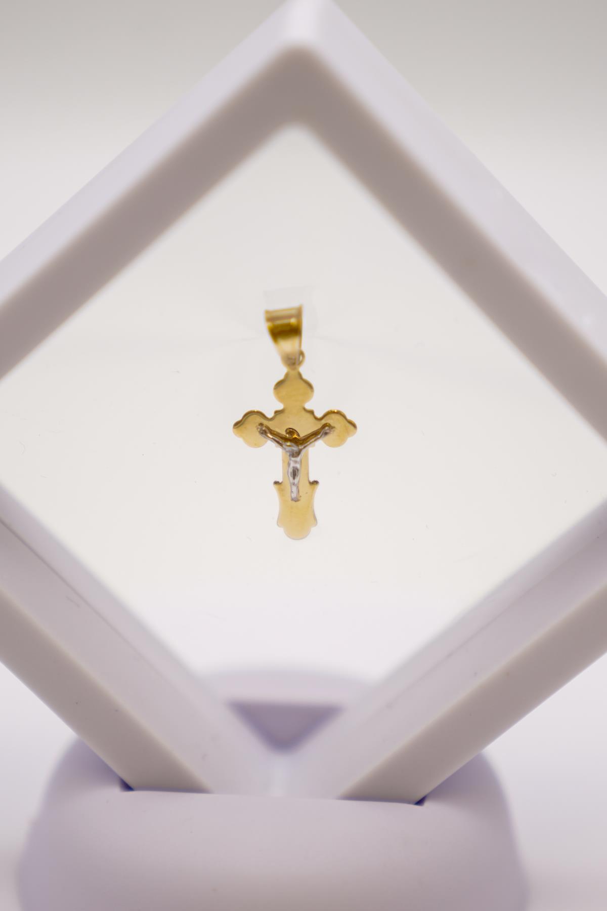 İki Renkli Haç Figürlü 14 Ayar Altın Kolye Ucu – Minimal ve Anlamlı İnce Takı Modeli