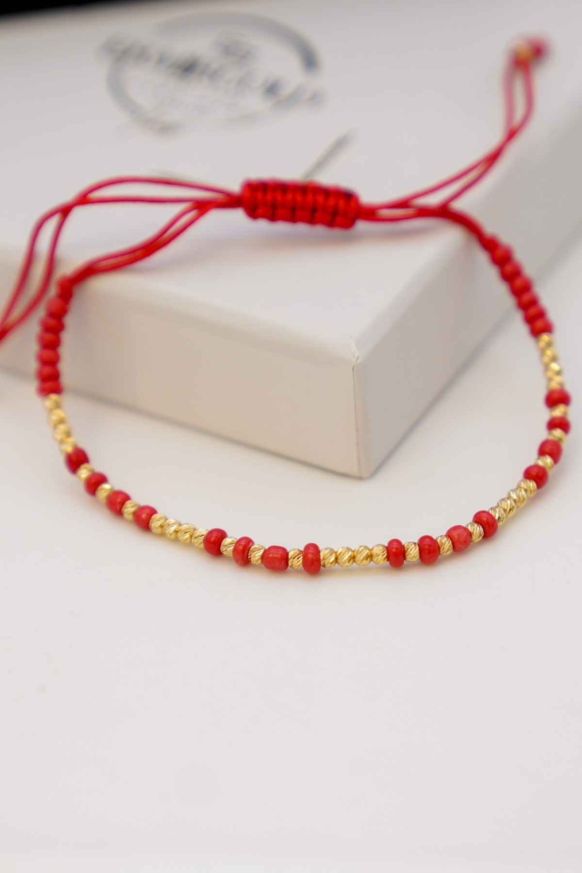Rotes Dorica-Seilarmband mit Perlen