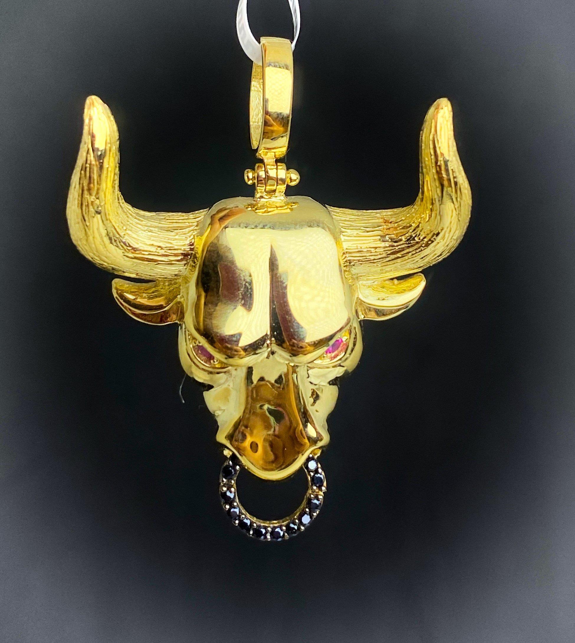 Red Black Zircon Stone Bull Head Figure 14 Carat