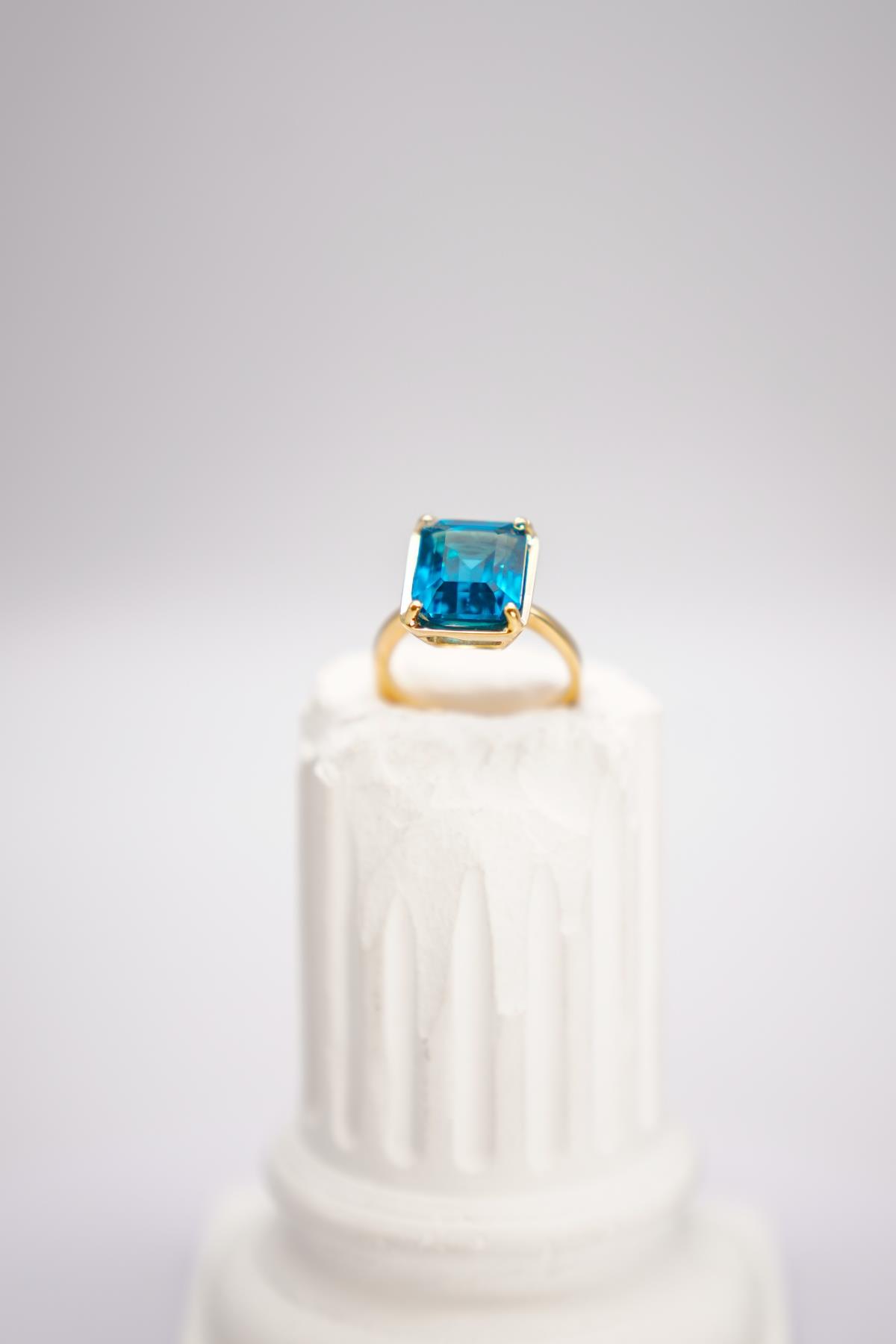 London Topaz Taşlı 14 Ayar Altın Yüzük – Derin Mavi Renk Tonuyla Modern ve Etkileyici Stil