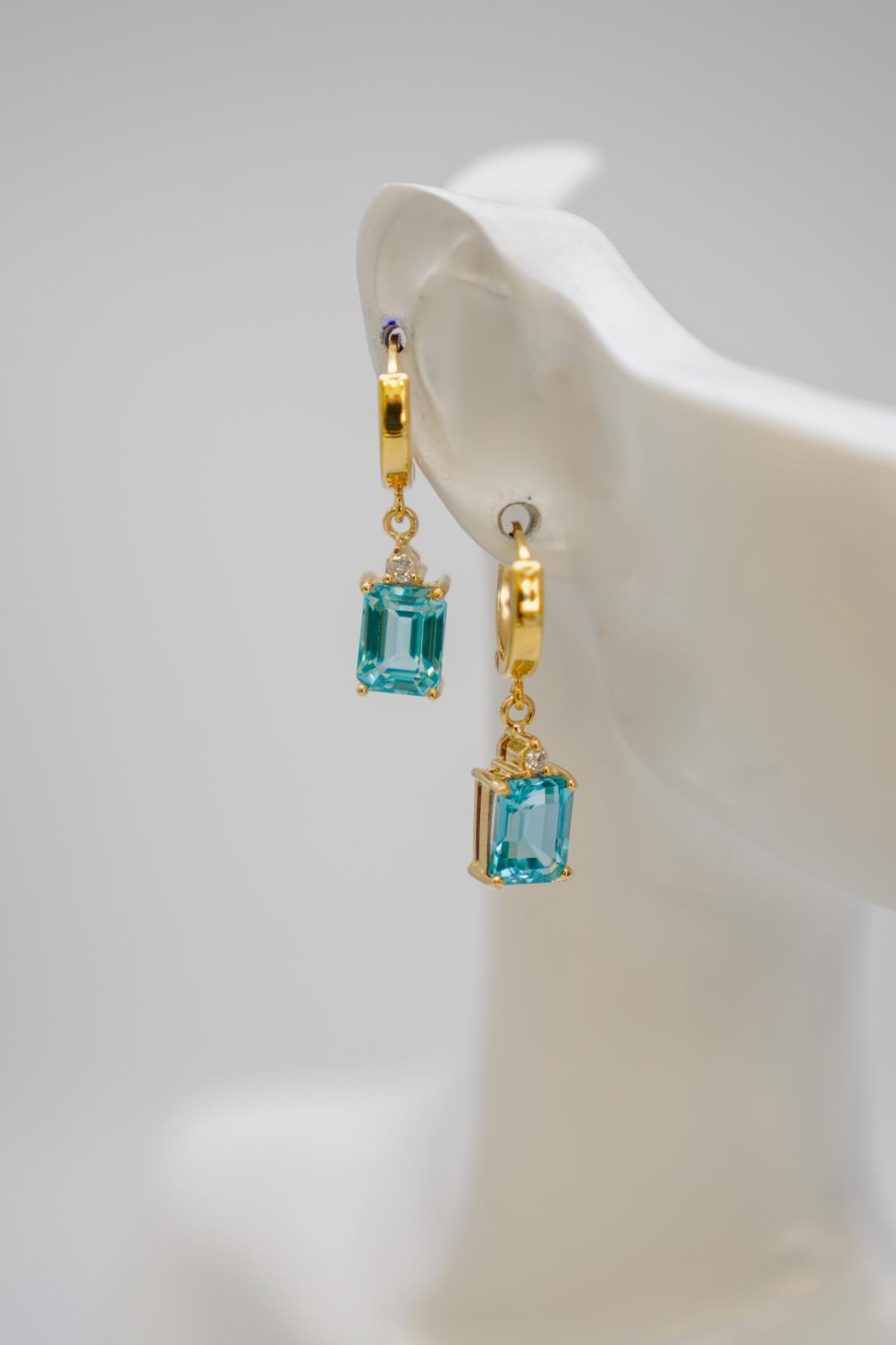 Mavi Topaz Taşlı 14 Ayar Altın Küpe | Dikdörtgen Kesim Zarif Sallantılı Model