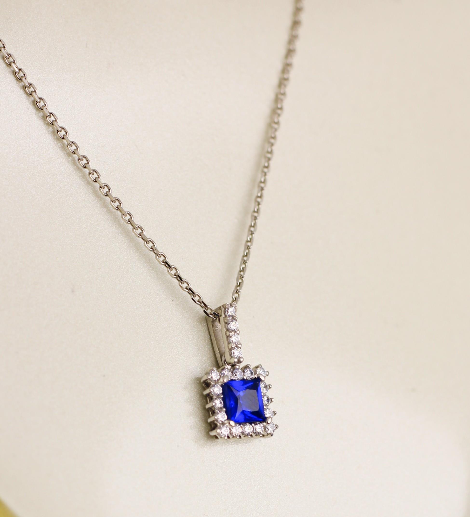 Halskette mit blauem Zirkonstein, 14 Karat