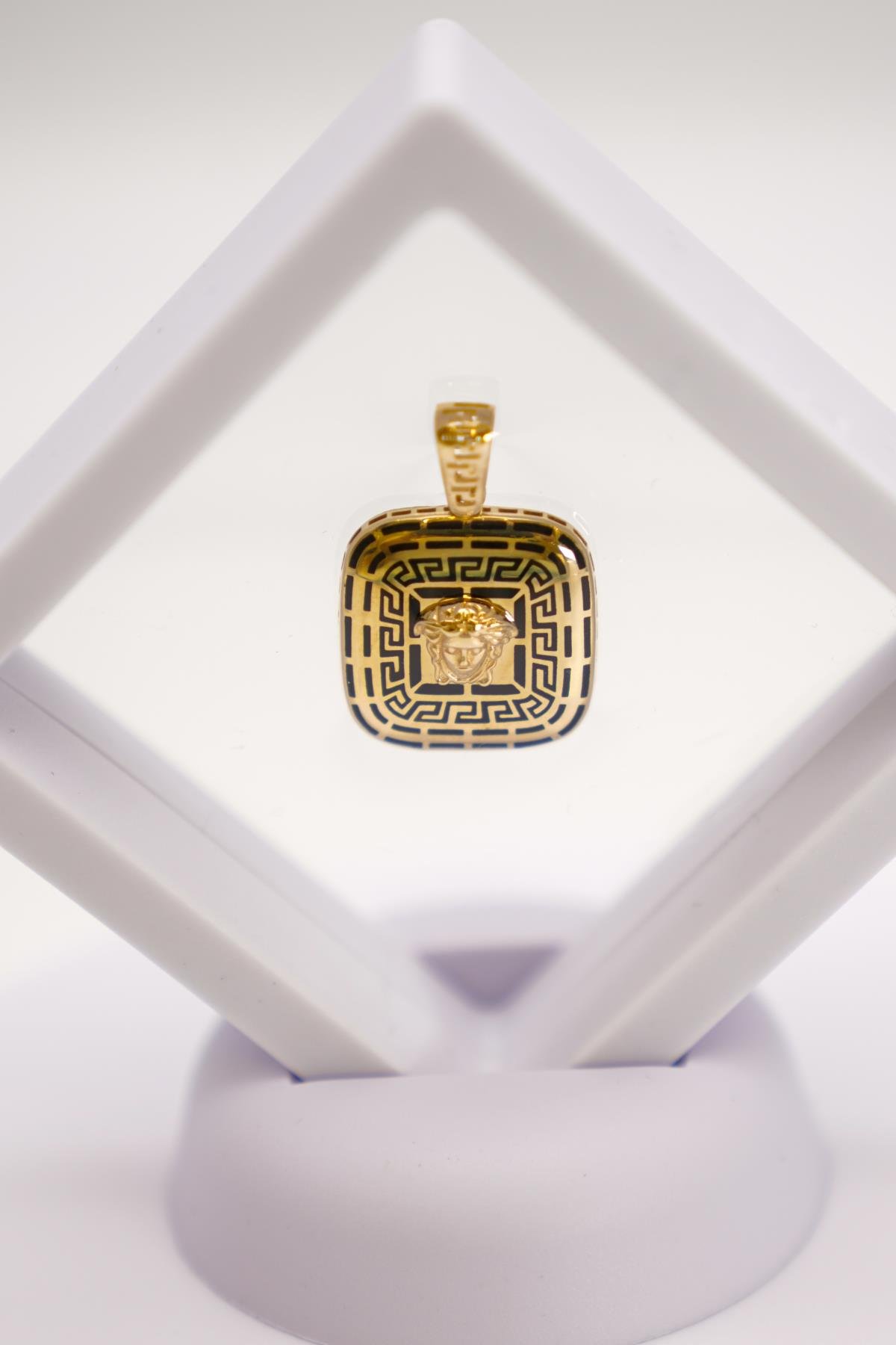 Medusa Figürlü 14 Ayar Altın Kolye Ucu – Geometrik Siyah Detaylı Erkek Takı Modeli