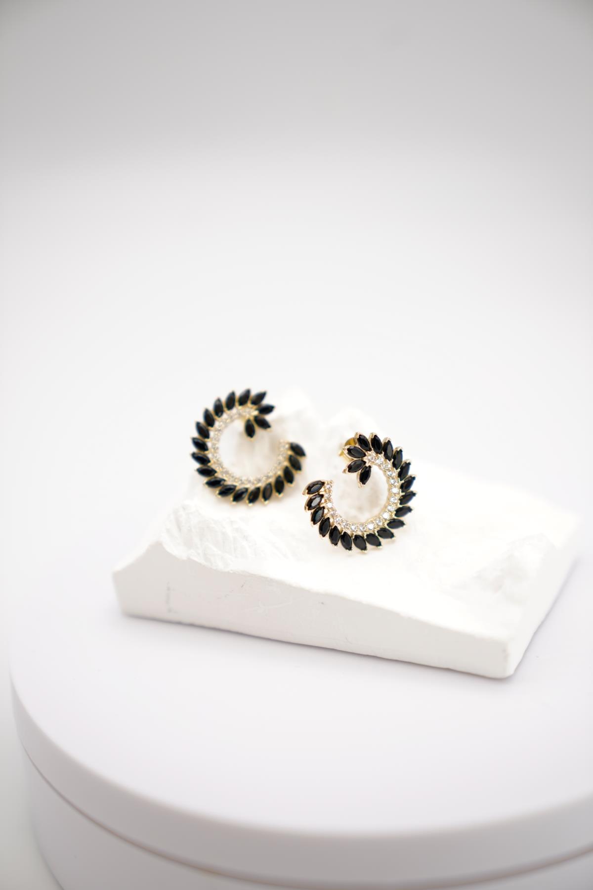 Oniks Taşlı 14 Ayar Altın Spiral Form Küpe | Işıltılı ve Modern Görünüm