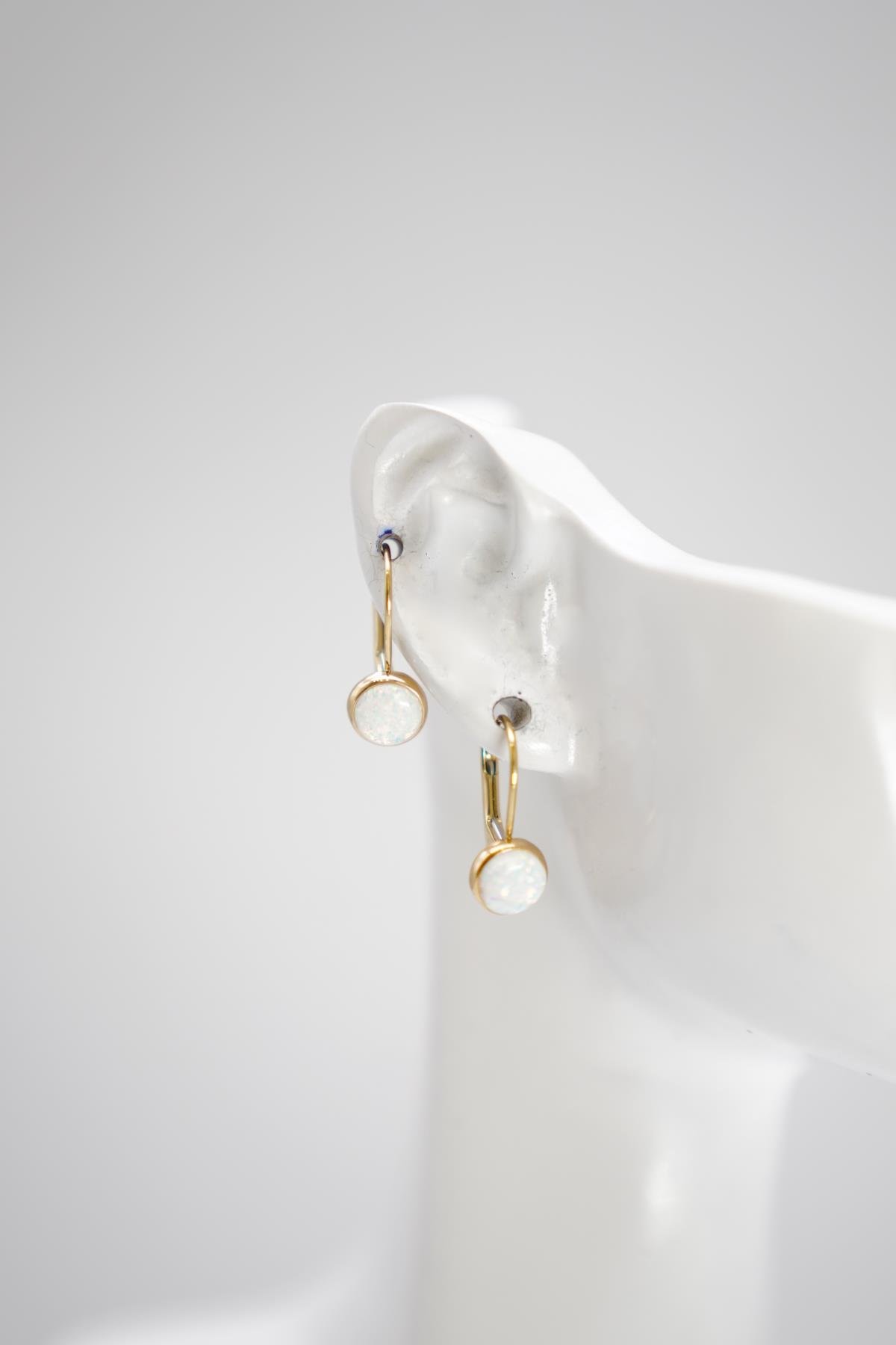 Opal Taşlı 14 Ayar Altın Minimal Küpe | Zarif ve Işıltılı Tasarım