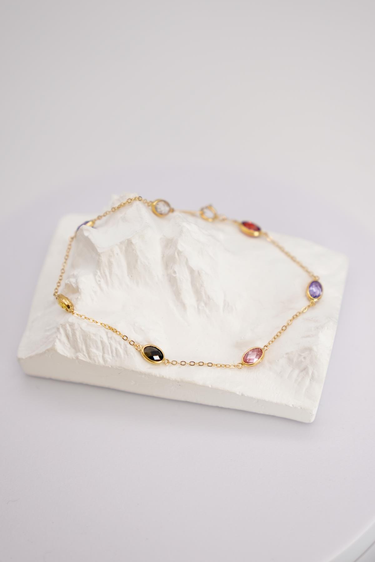 Renkli Taşlı 14 Ayar Altın Minimal Fantasy Bileklik ile Işıltılı ve Şık Bilek Detayı