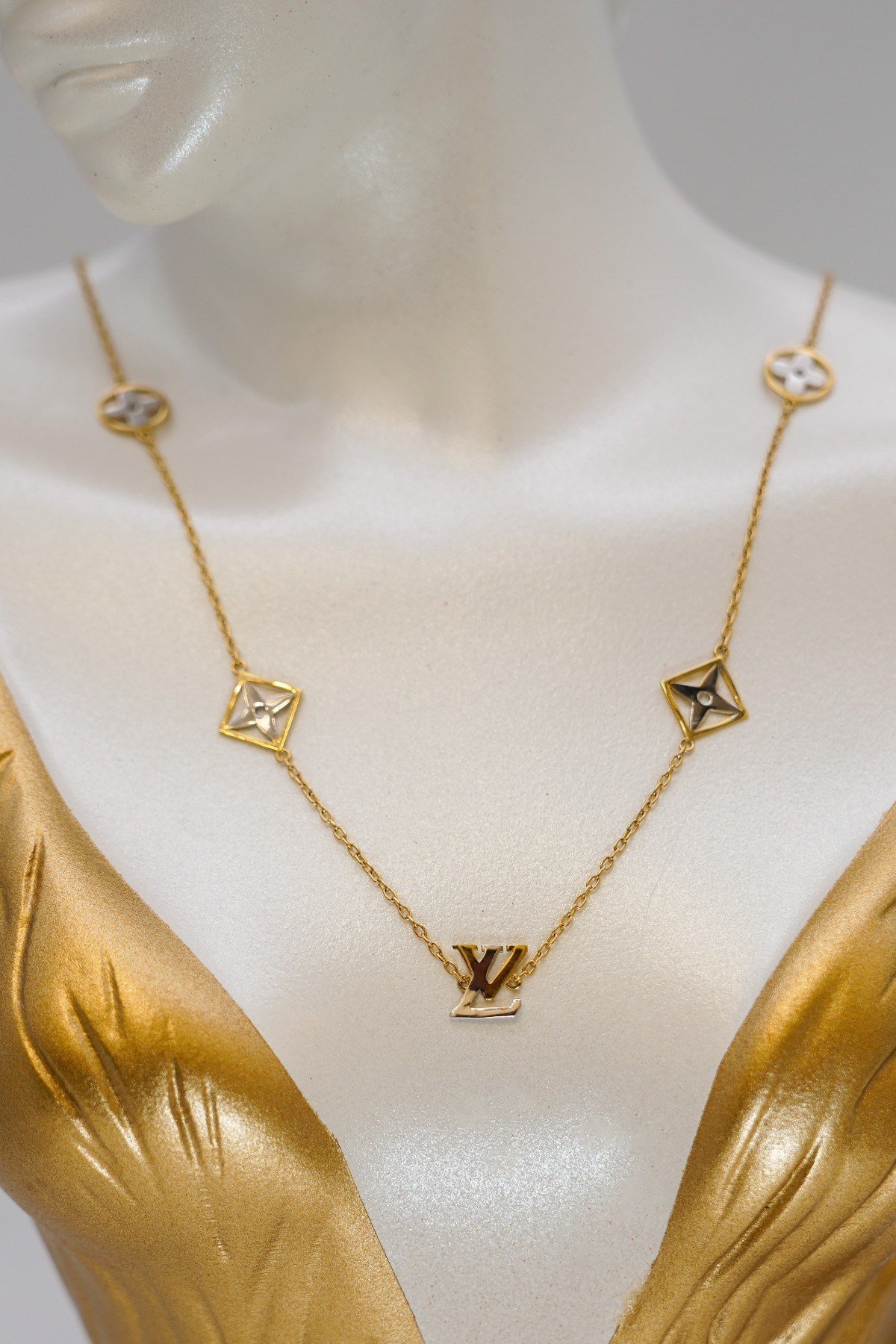 Louis Vuittonn Necklace 14 Carat