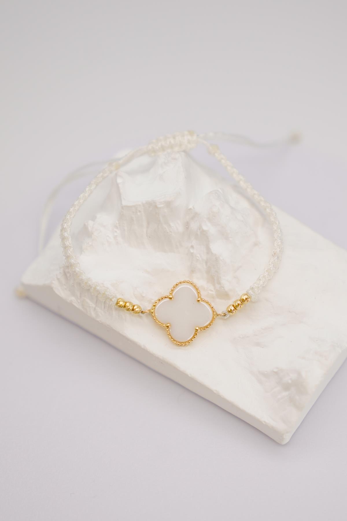 Sedef Taş Detaylı Beyaz İp Üzeri Yonca Figürlü Ayarlanabilir 14 Ayar Altın Bileklik