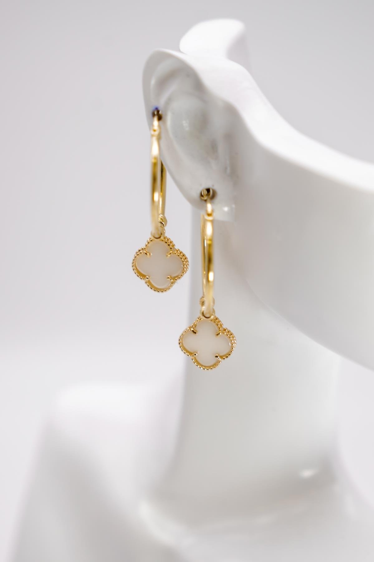 Sedef Taşlı Yonca Figürlü 14 Ayar Altın Halka Küpe | Şık ve Modern Tasarım