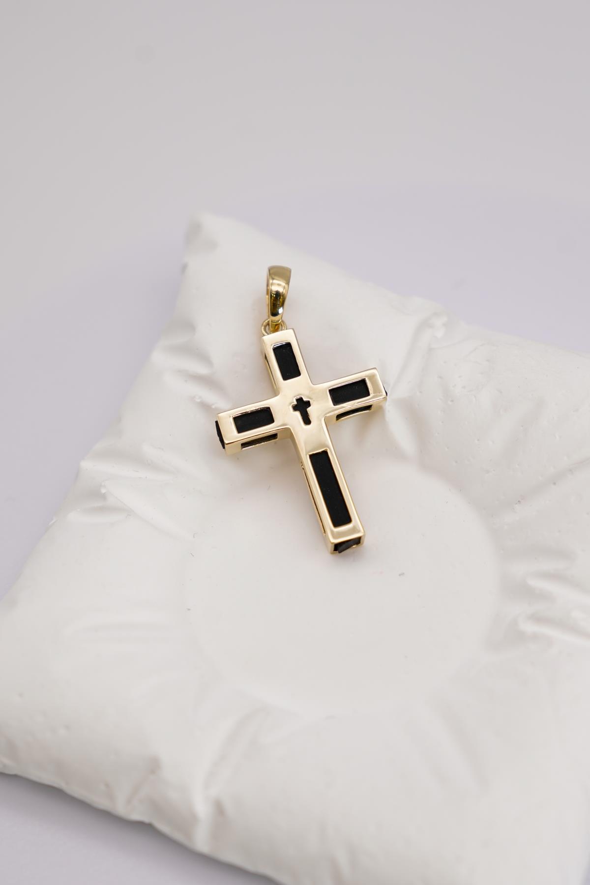 Siyah Detaylı Haç Figürlü 14 Ayar Altın Kolye Ucu – Minimal ve Modern Sembol Tasarımı