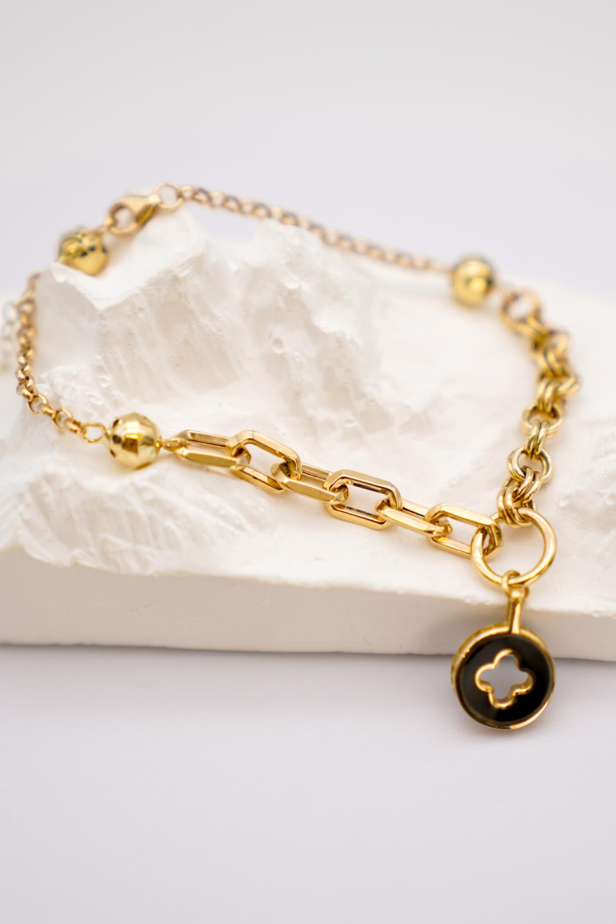 Siyah Figür Detaylı 14 Ayar Altın Bileklik – Modern Zincir Tasarım ve Zarif Sallantı Ucu