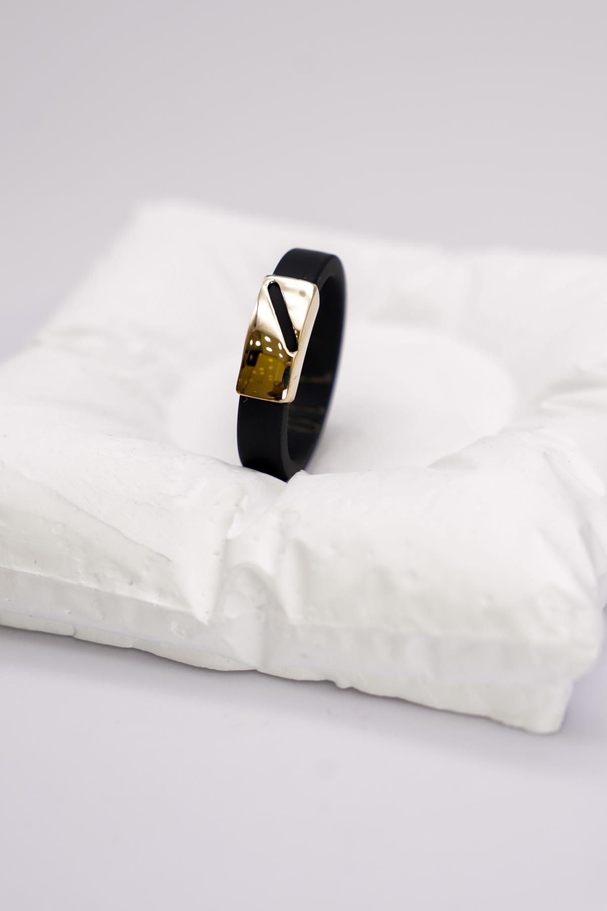 Siyah Kauçuk Detaylı 14 Ayar Altın Yüzük–Modern ve Hafif Tasarım, Günlük Kullanıma Uygun