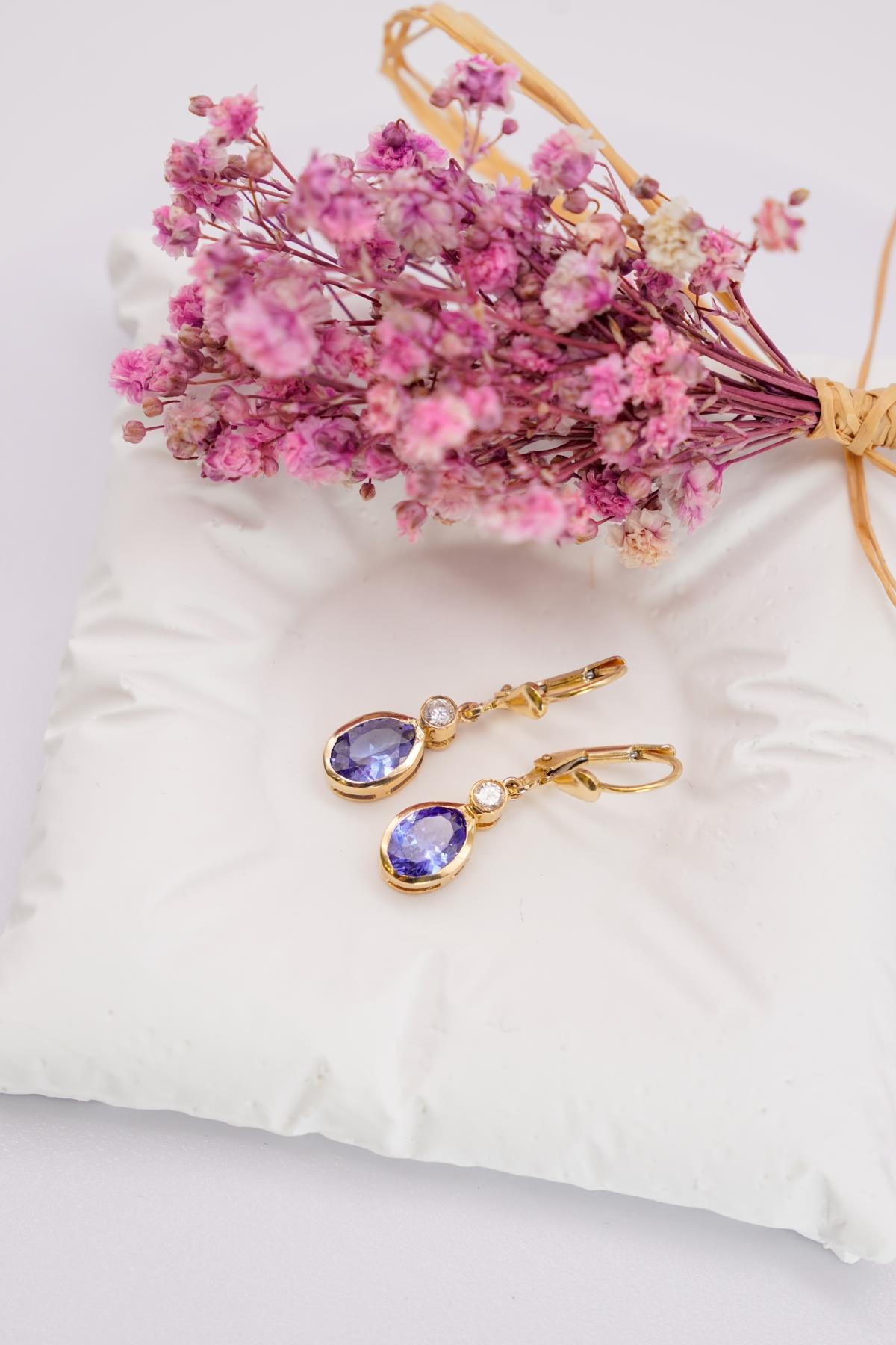 Tanzanit Taşlı 14 Ayar Altın Oval Kesim Sallantılı Küpe Modeli