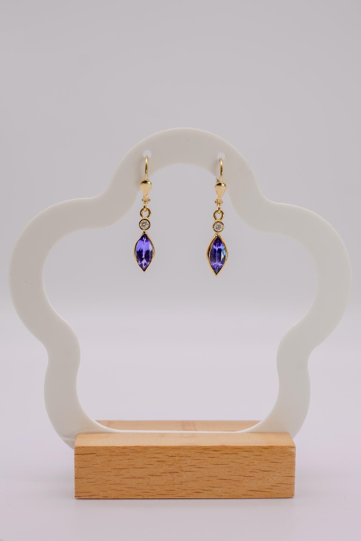 Tanzanit Taşlı 14 Ayar Altın Zarif Sallantılı Küpe Modeli