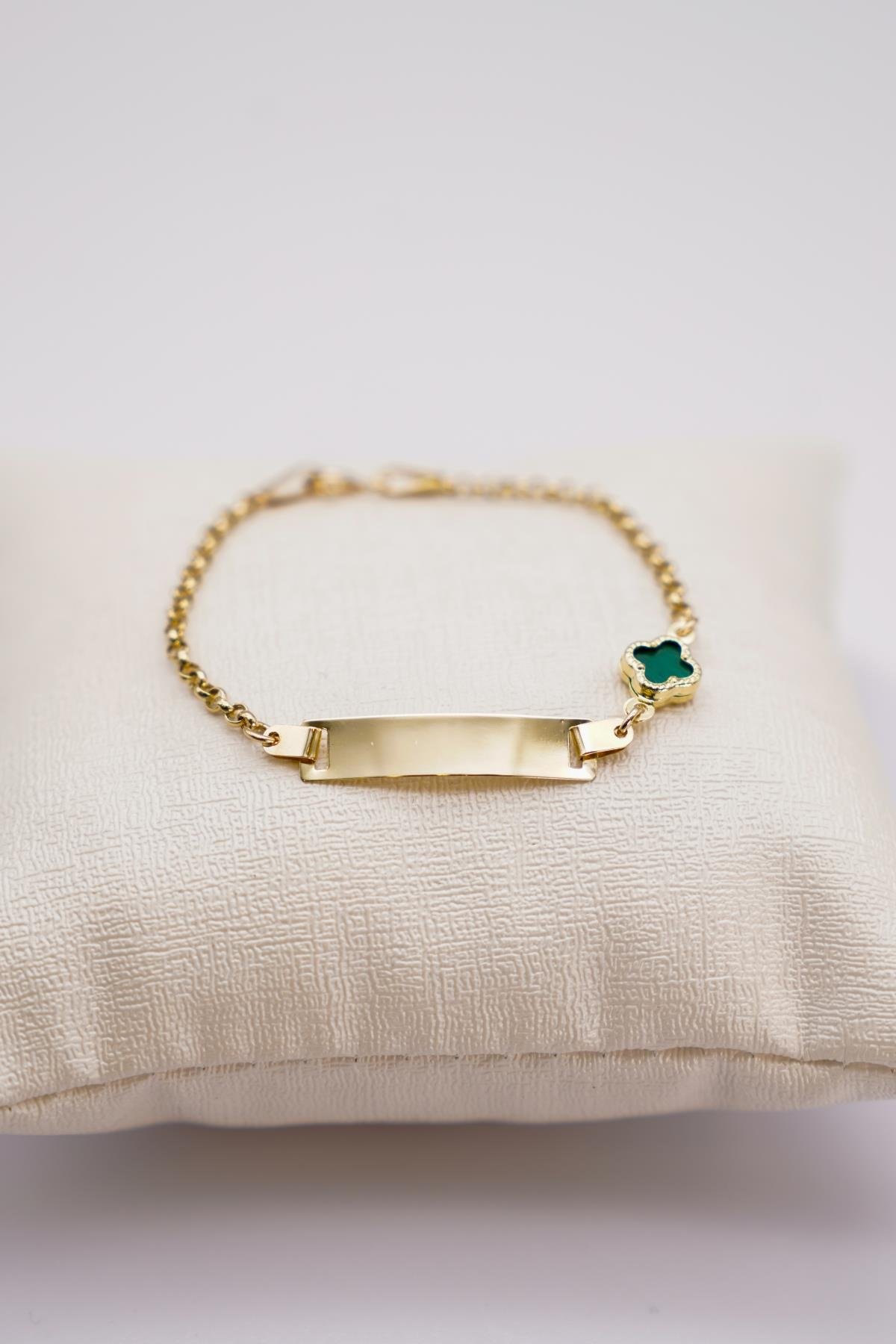 Yeşil Figür Detaylı 14 Ayar Altın Zincir Bileklik – Kişiye Özel Plaka Tasarımlı Model