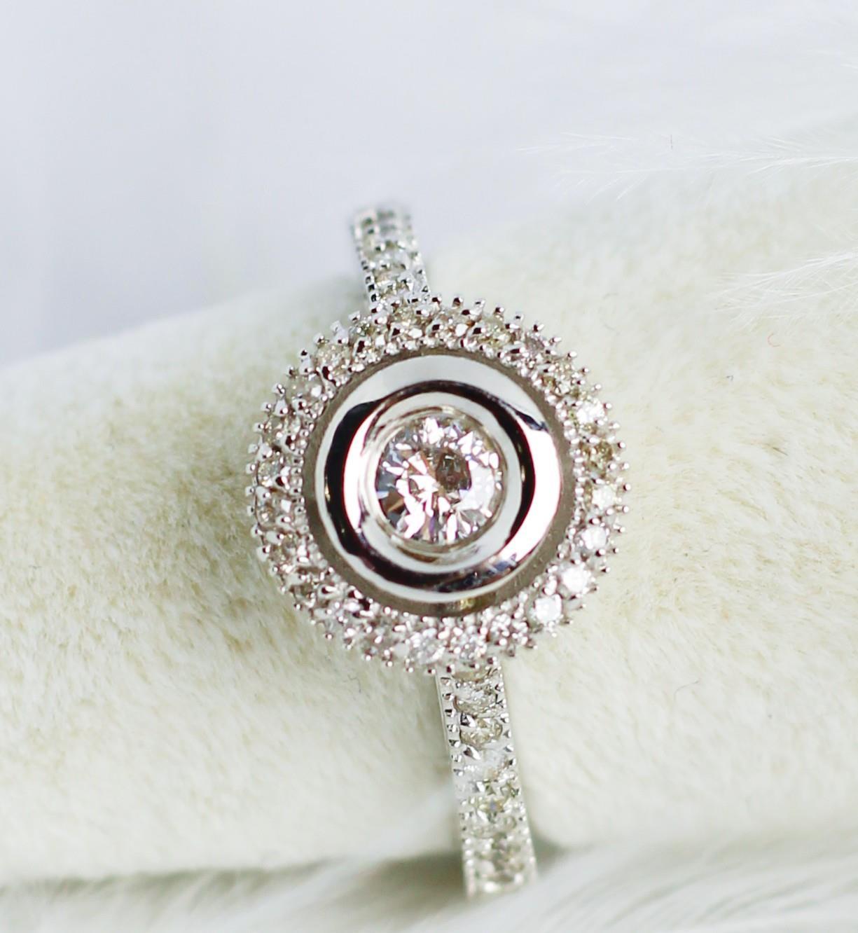 Round Patterned Solitaire Diamond Ring 18 Carat