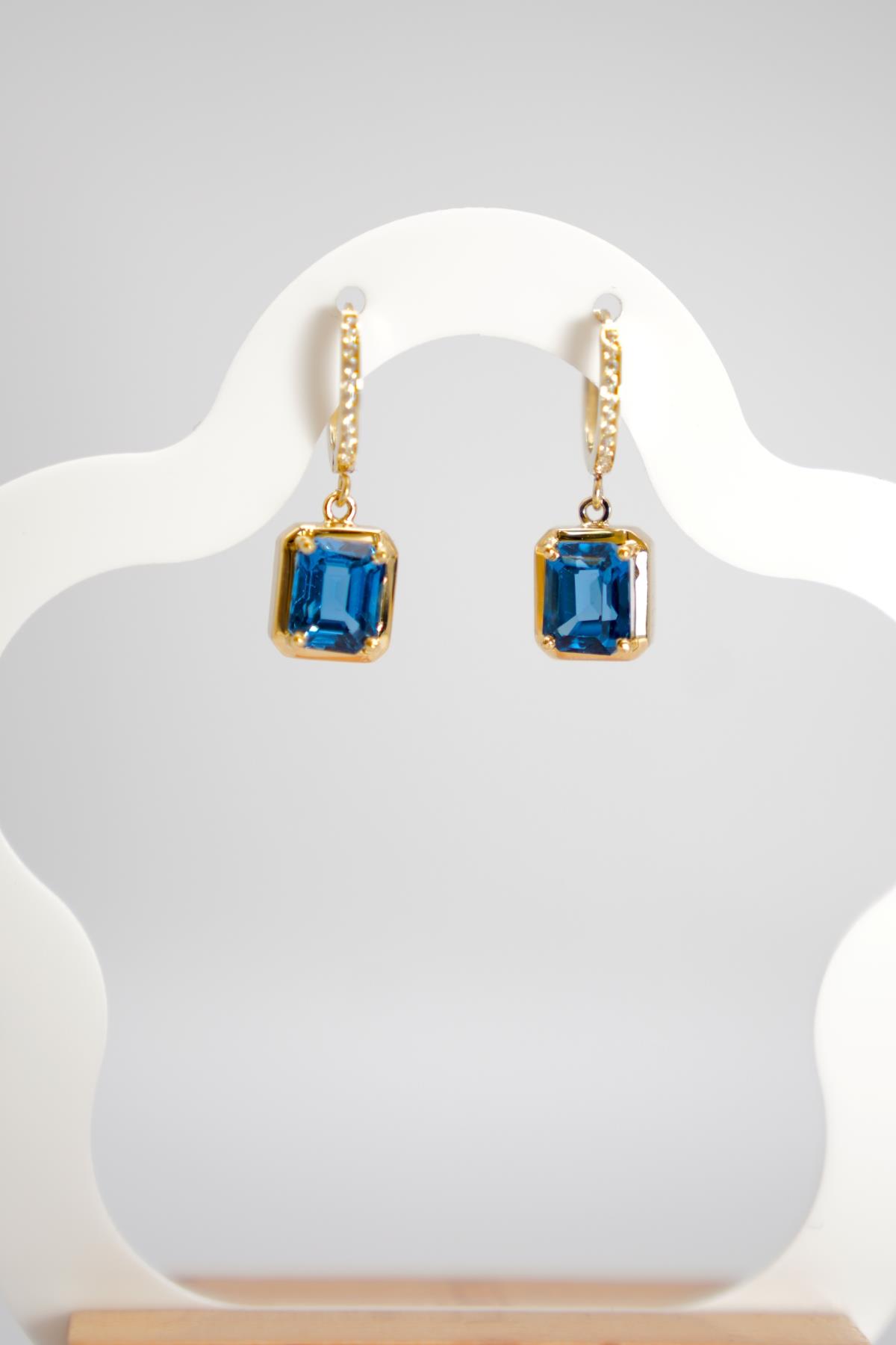 Zarif London Topaz Taşlı 14 Ayar Altın Küpe | Dikdörtgen Kesim ve Sallantılı Tasarım