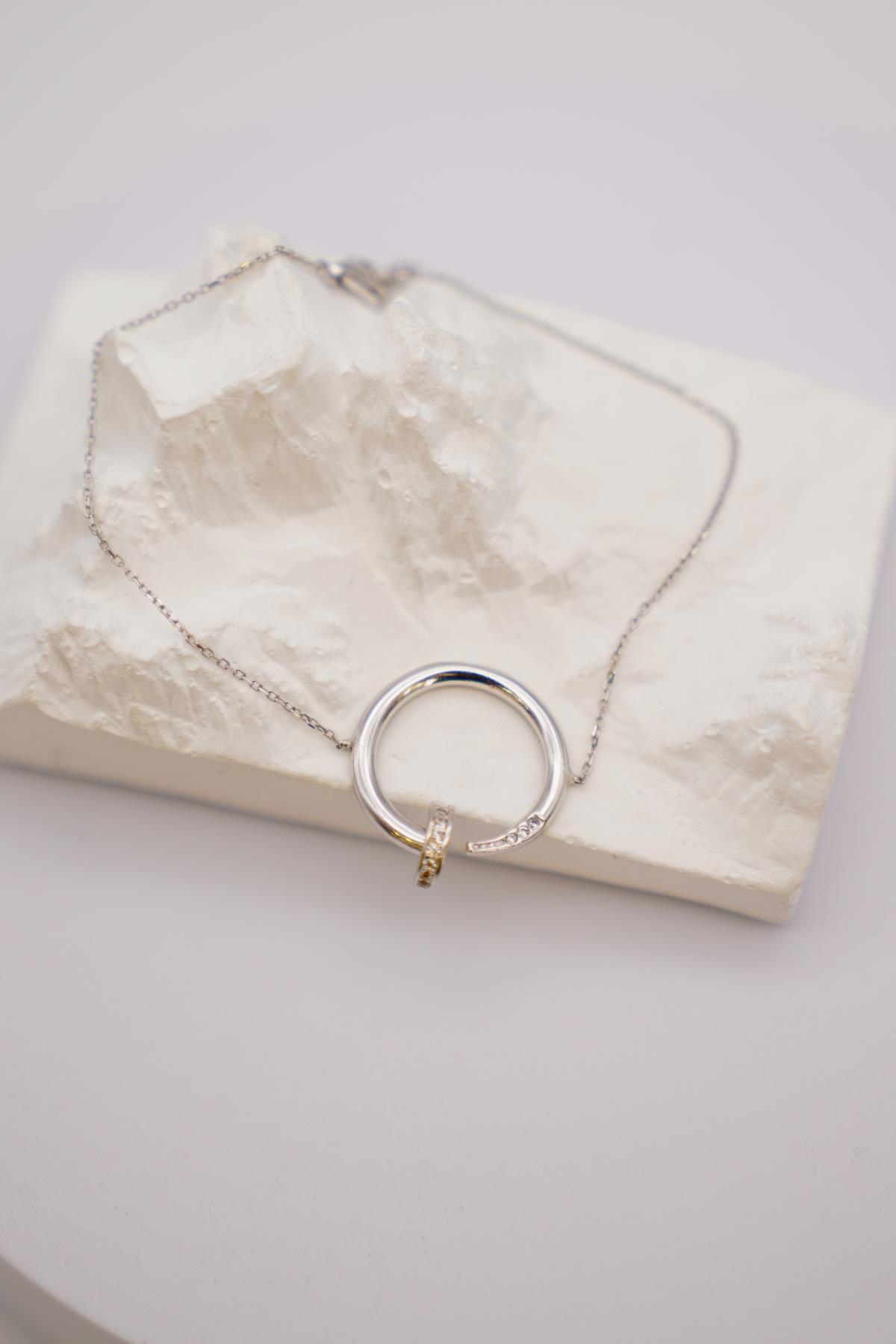 Zirkon Taş Detaylı Beyaz Altın 14 Ayar Modern Halka Bileklik ile Minimal Şıklık