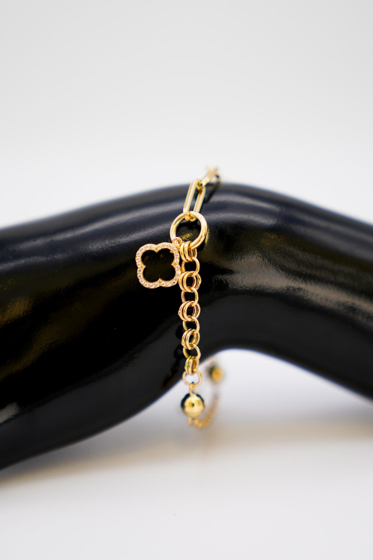 Zirkon Taşlı Yonca Uçlu 14 Ayar Altın Zincir Detaylı Şık ve Modern Tasarım Bileklik