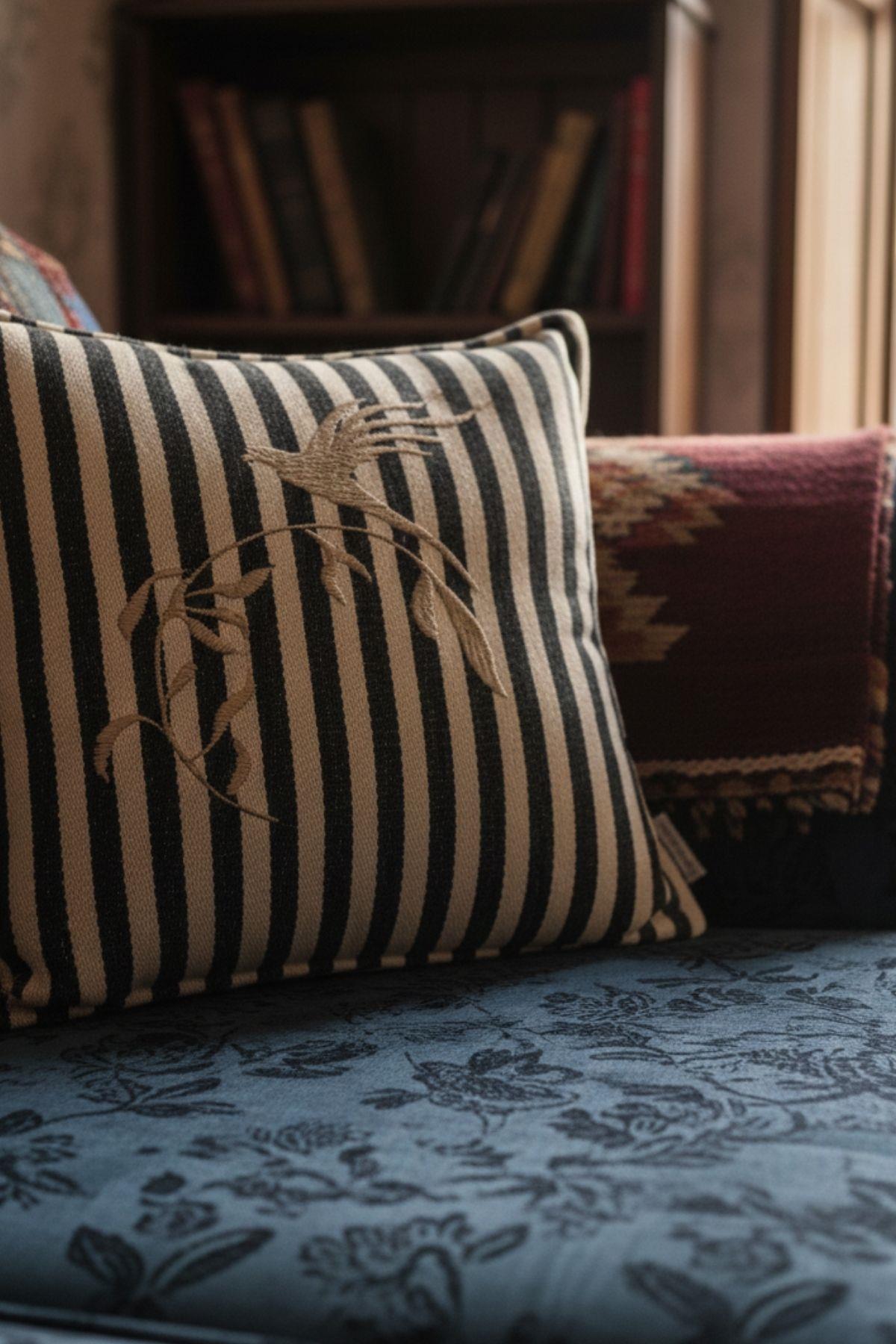 Nakış İşlemeli Kırlent Kılıfı 