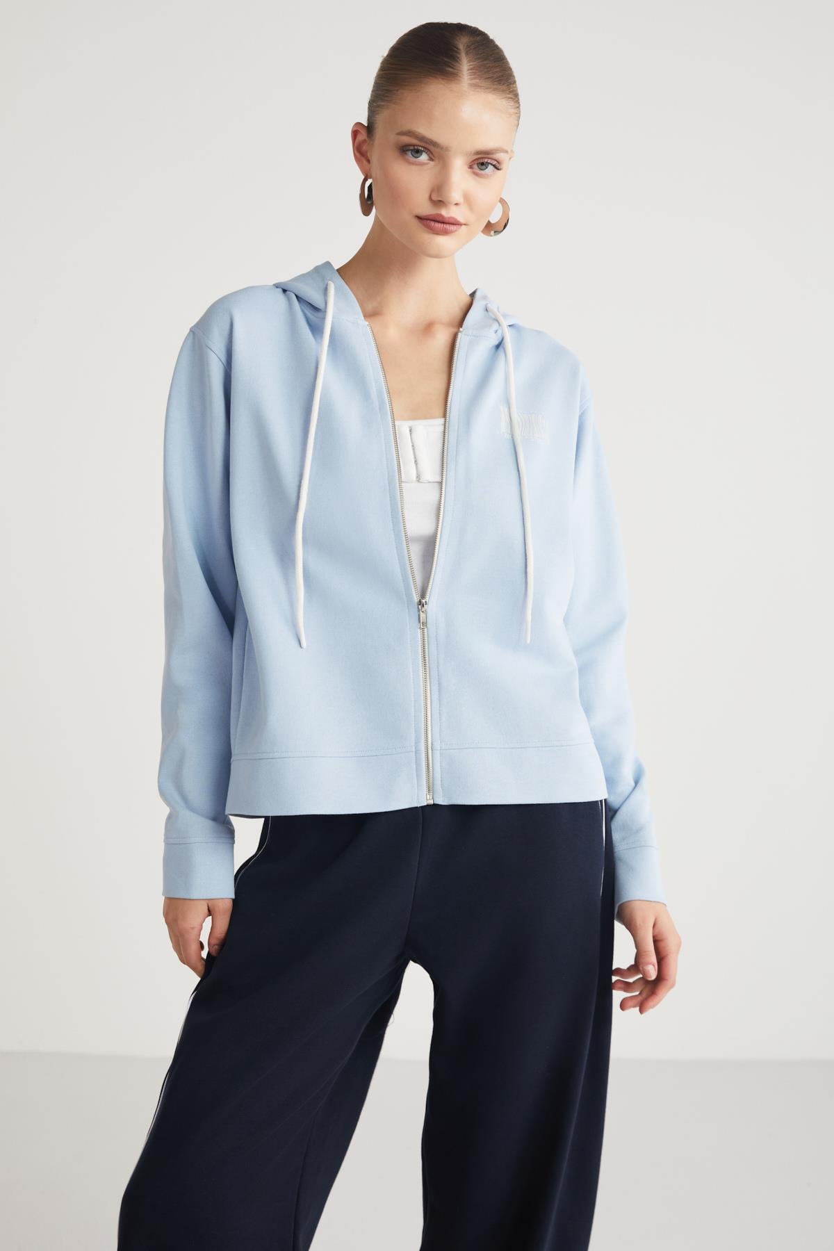 Aıtana Kadın Relaxed Kapüşonlu Fermuarlı Sırt  Baskı Detaylı Açık Mavi Sweatshirt