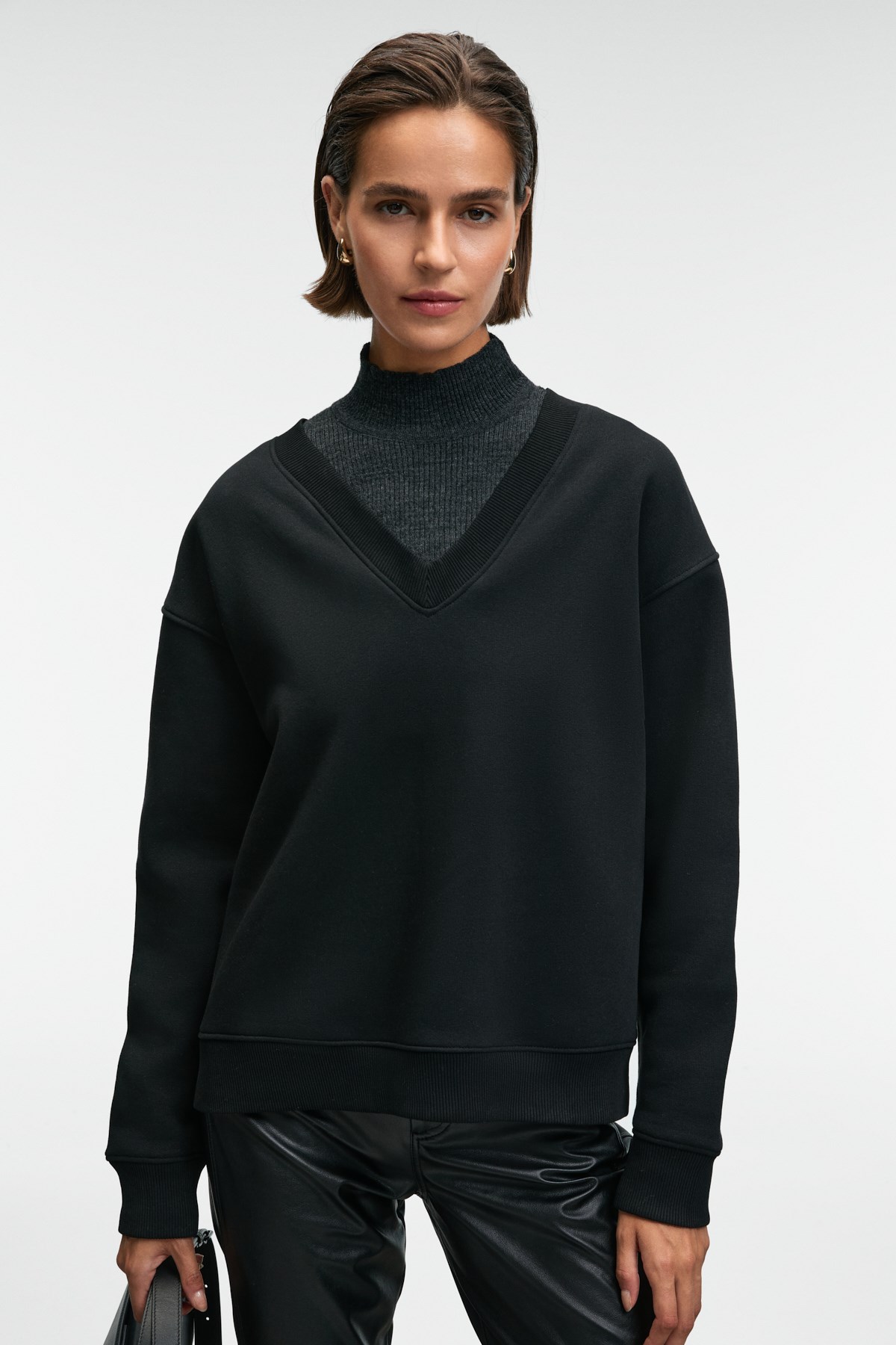 ARINEL Kadın V Yaka Regular Fit Siyah Sweatshirt